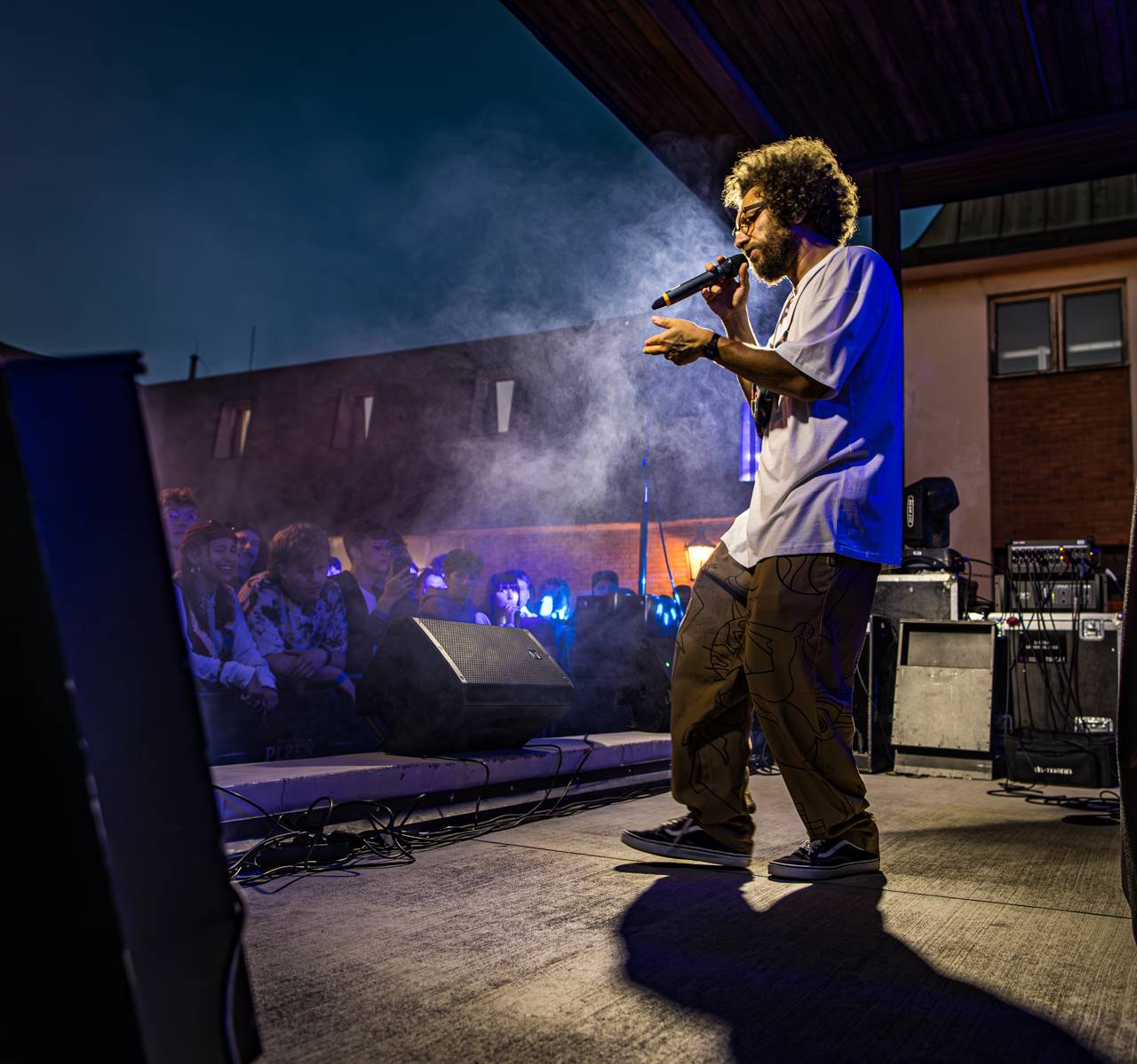 Plzeňský pivovar ožil rapem. MC Gey zaplnil celé nádvoří