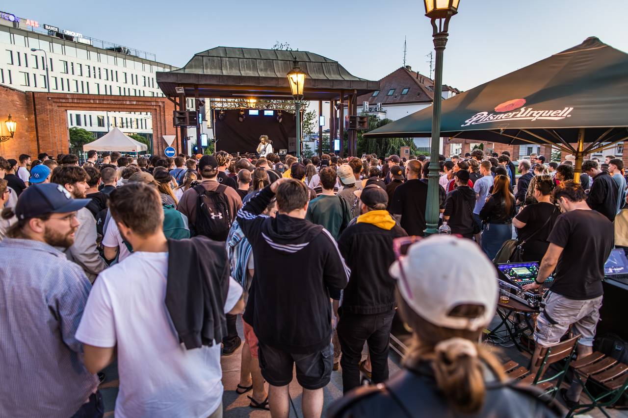 Plzeňský pivovar ožil rapem. MC Gey zaplnil celé nádvoří