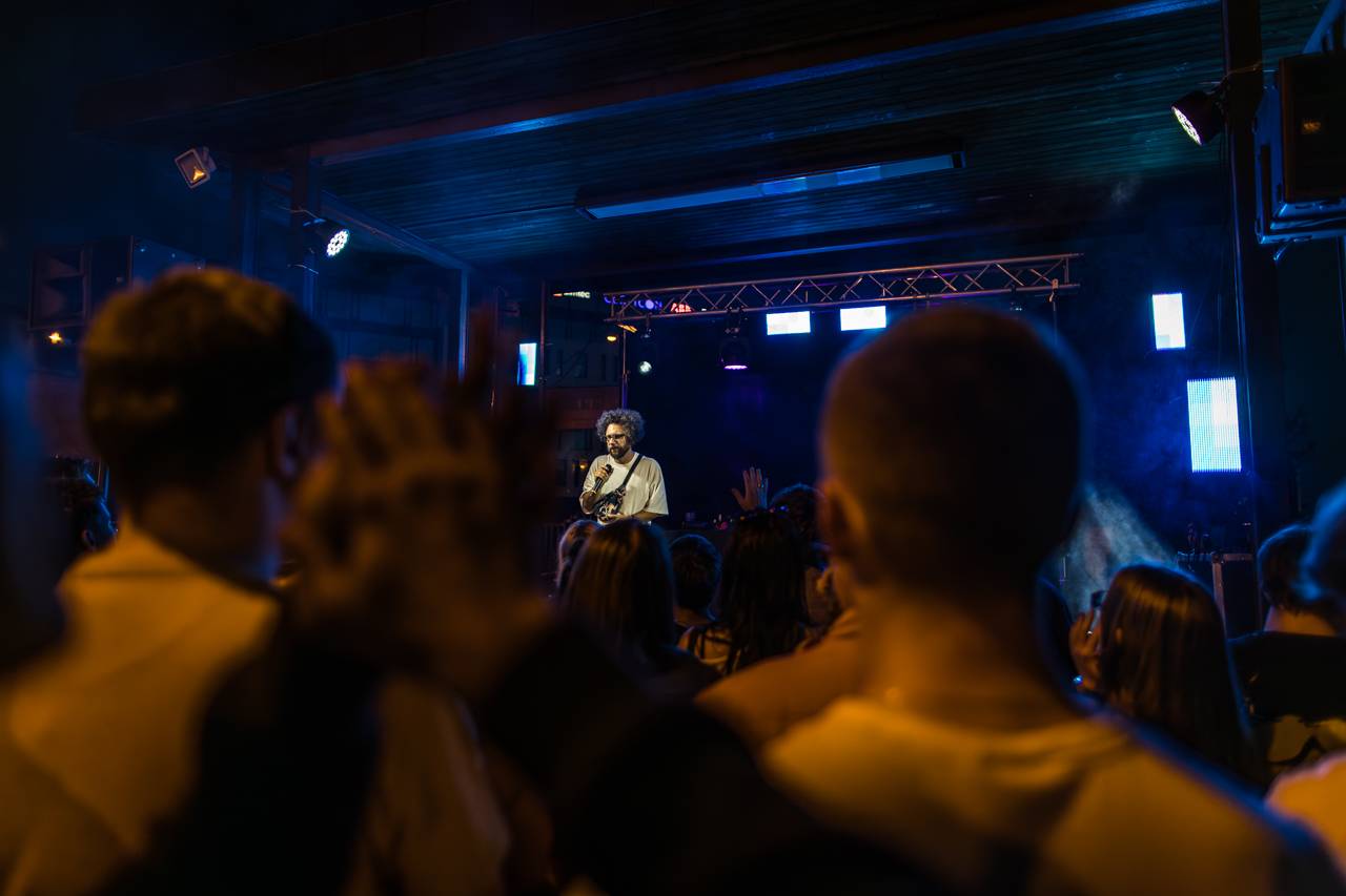 Plzeňský pivovar ožil rapem. MC Gey zaplnil celé nádvoří