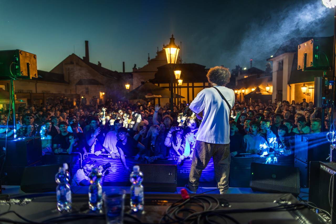 Plzeňský pivovar ožil rapem. MC Gey zaplnil celé nádvoří