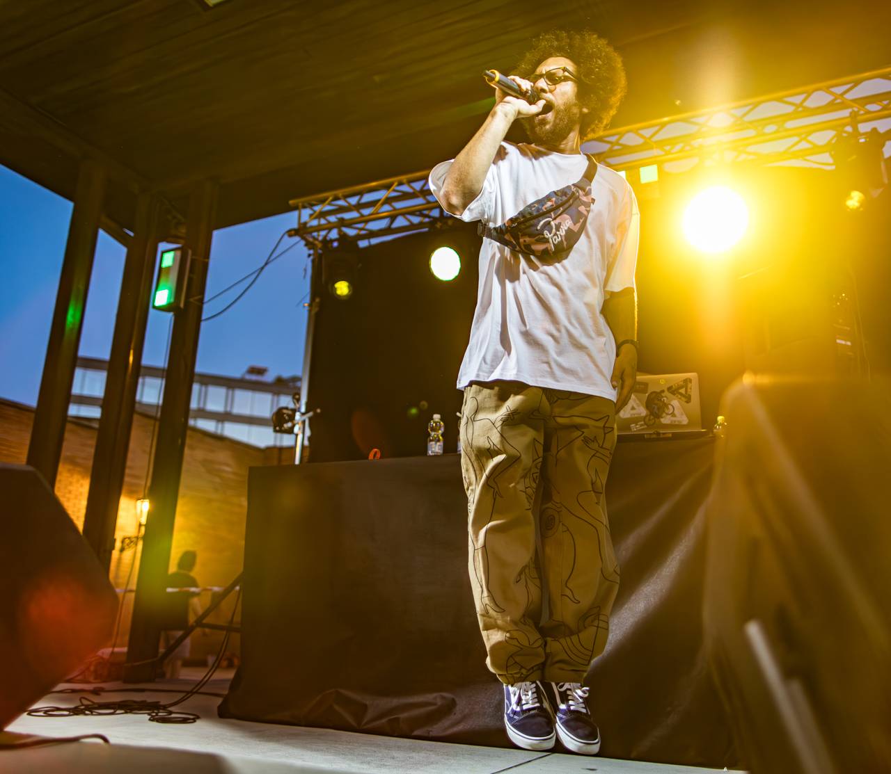 Plzeňský pivovar ožil rapem. MC Gey zaplnil celé nádvoří