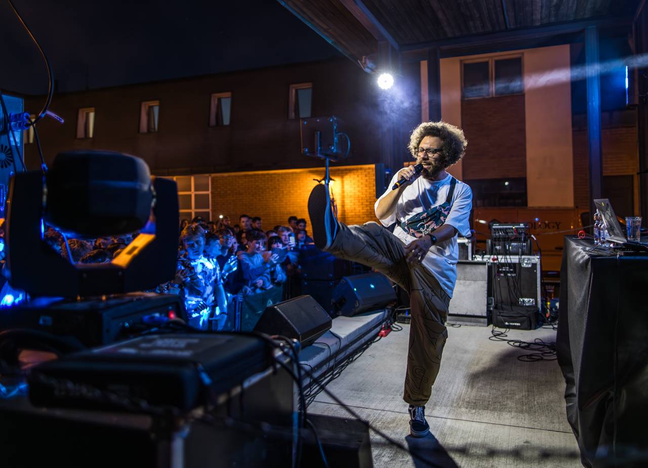 Plzeňský pivovar ožil rapem. MC Gey zaplnil celé nádvoří