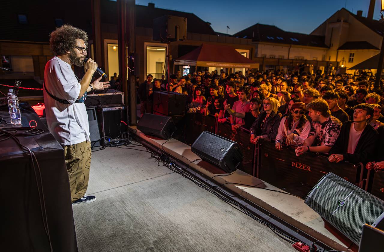 Plzeňský pivovar ožil rapem. MC Gey zaplnil celé nádvoří