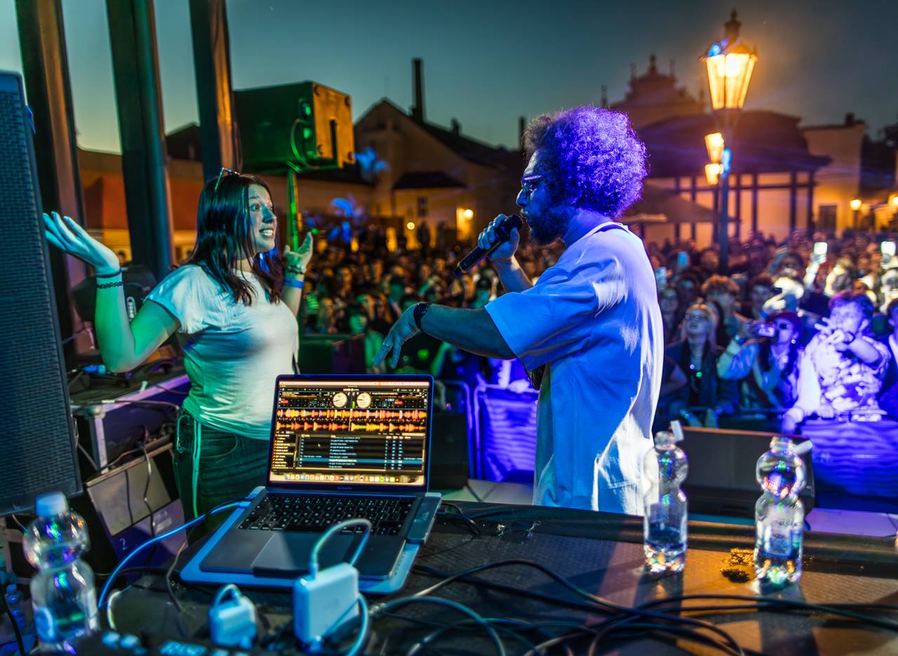 Plzeňský pivovar ožil rapem. MC Gey zaplnil celé nádvoří