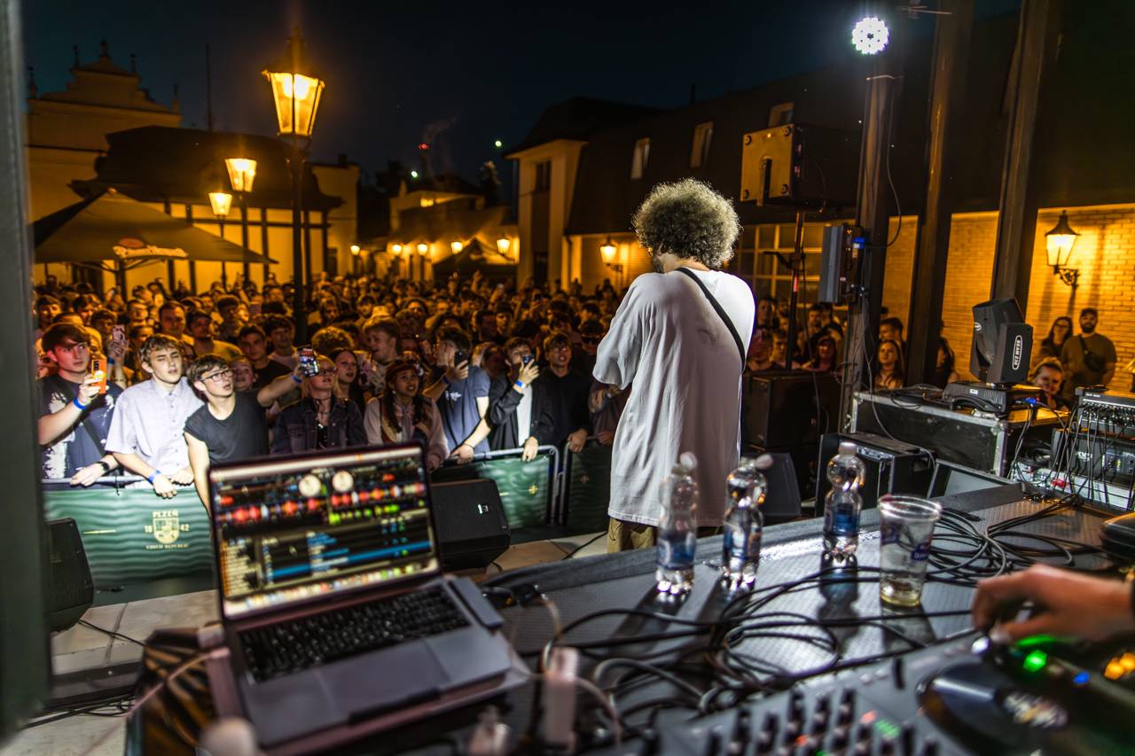 Plzeňský pivovar ožil rapem. MC Gey zaplnil celé nádvoří