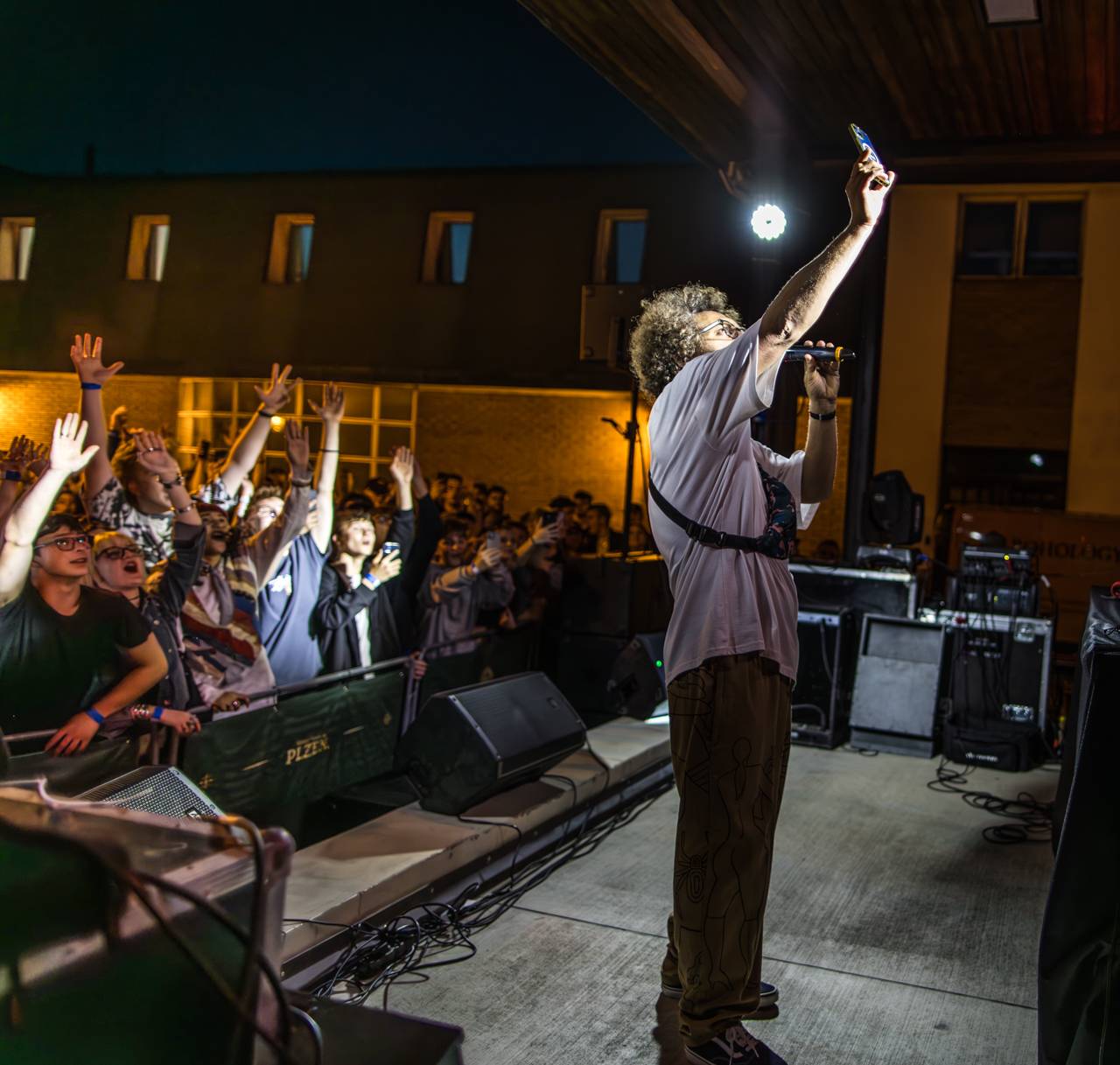 Plzeňský pivovar ožil rapem. MC Gey zaplnil celé nádvoří