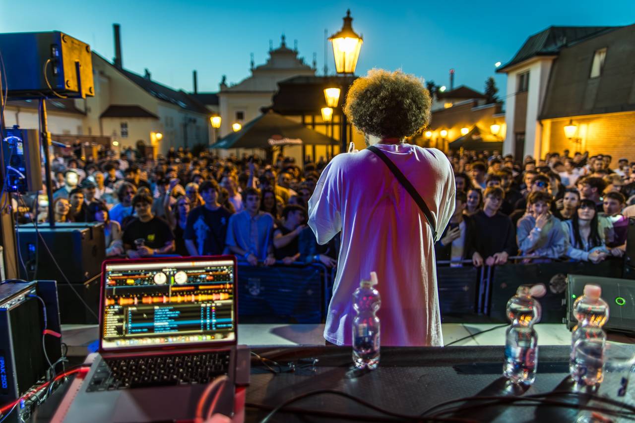Plzeňský pivovar ožil rapem. MC Gey zaplnil celé nádvoří