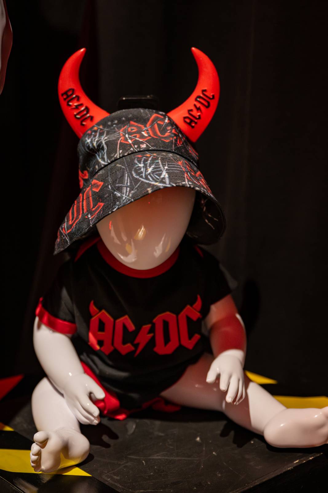 AC/DC otevřeli v Praze svůj bar. V nabídce jsou tematické drinky i vytetování loga kapely zdarma