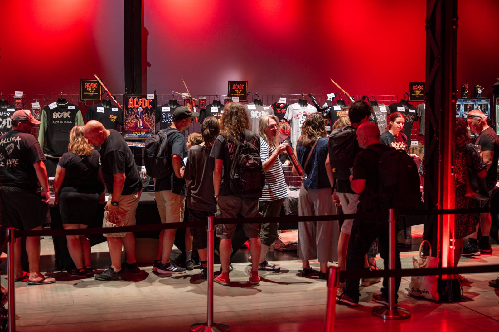 AC/DC otevřeli v Praze svůj bar. V nabídce jsou tematické drinky i vytetování loga kapely zdarma