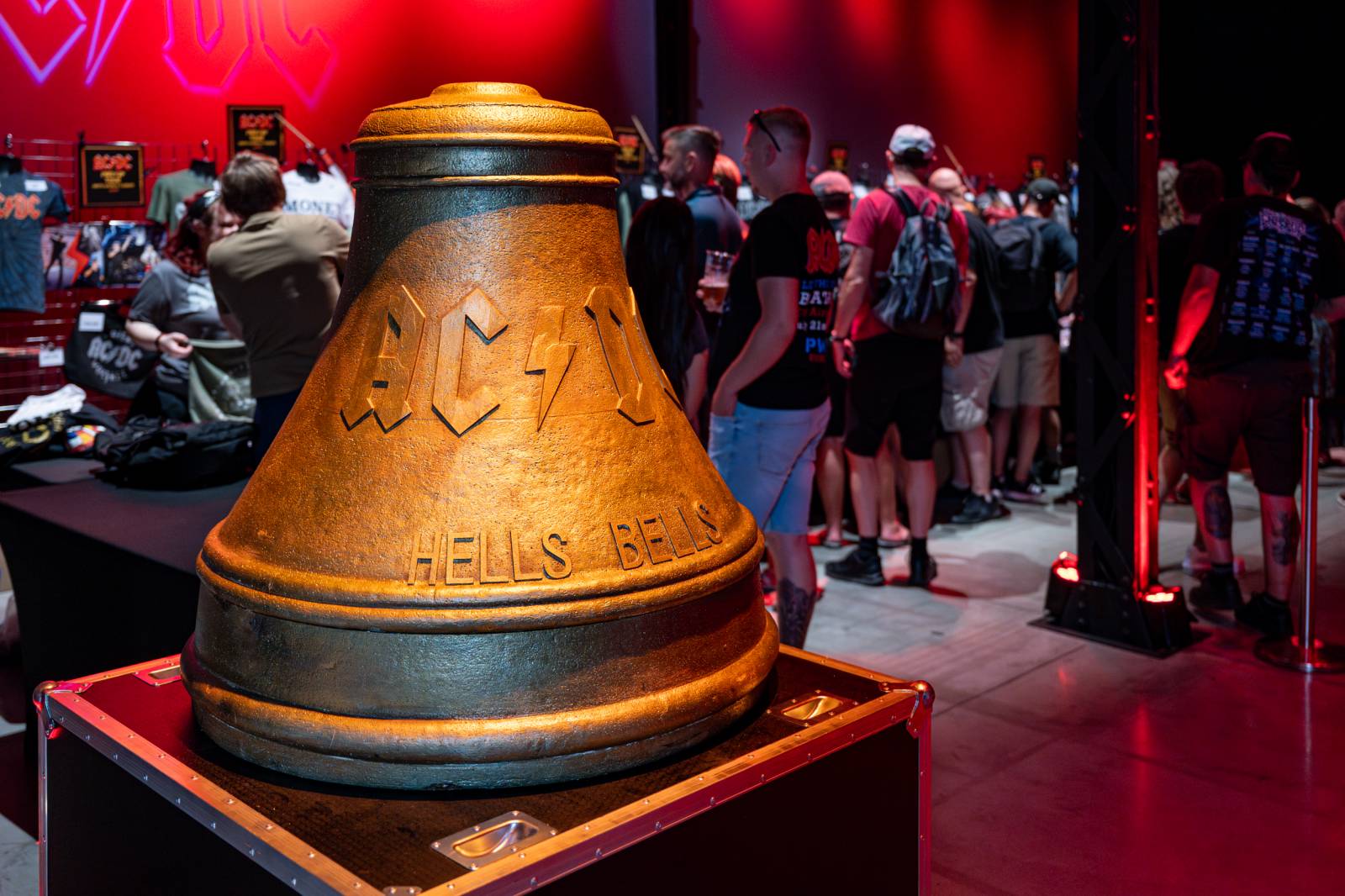 AC/DC otevřeli v Praze svůj bar. V nabídce jsou tematické drinky i vytetování loga kapely zdarma