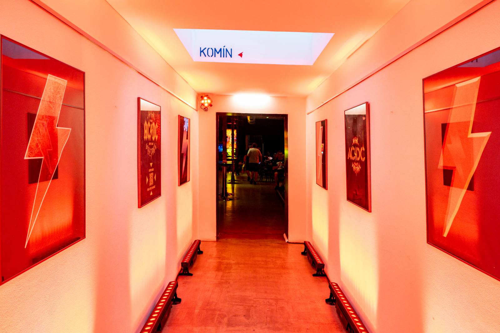 AC/DC otevřeli v Praze svůj bar. V nabídce jsou tematické drinky i vytetování loga kapely zdarma