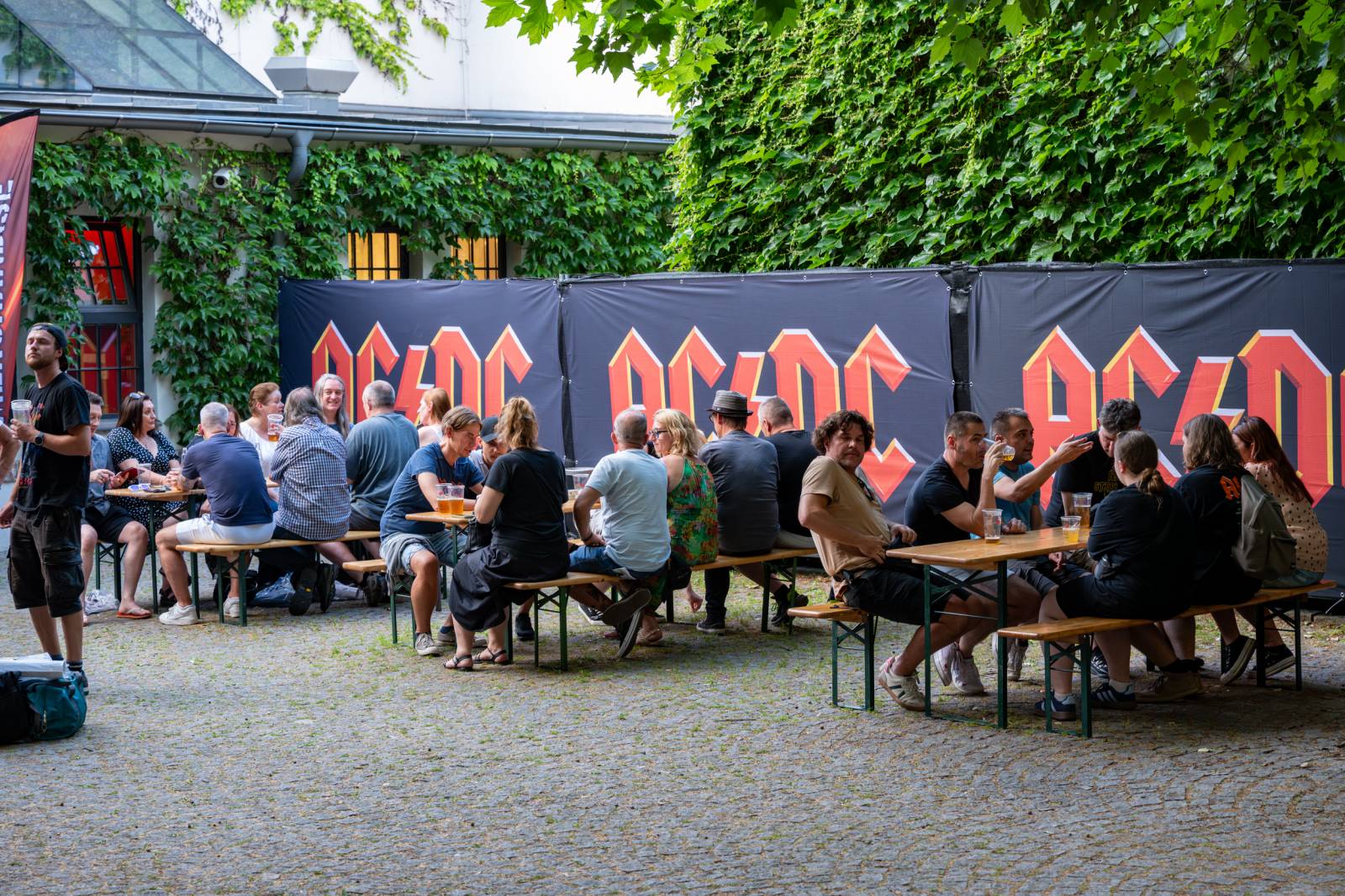 AC/DC otevřeli v Praze svůj bar. V nabídce jsou tematické drinky i vytetování loga kapely zdarma