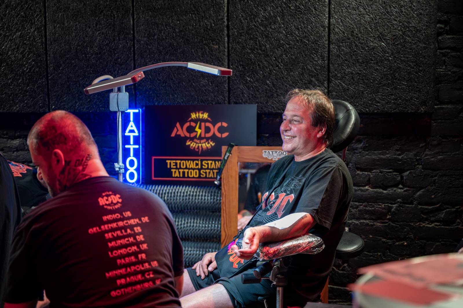 AC/DC otevřeli v Praze svůj bar. V nabídce jsou tematické drinky i vytetování loga kapely zdarma