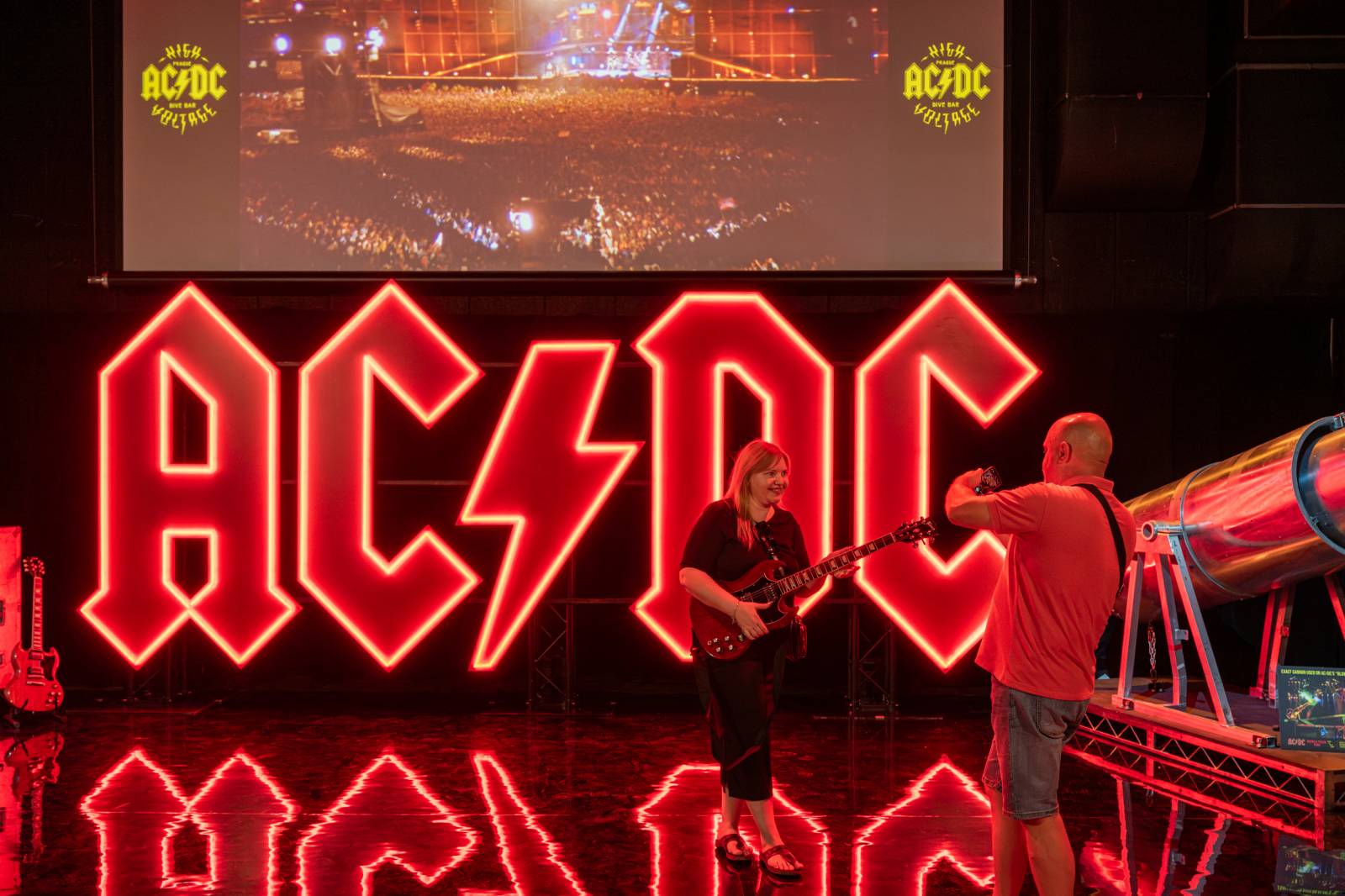 AC/DC otevřeli v Praze svůj bar. V nabídce jsou tematické drinky i vytetování loga kapely zdarma