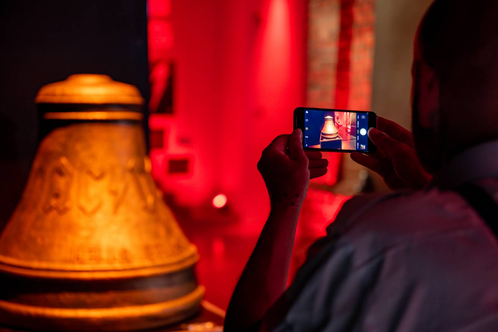 AC/DC otevřeli v Praze svůj bar. V nabídce jsou tematické drinky i vytetování loga kapely zdarma