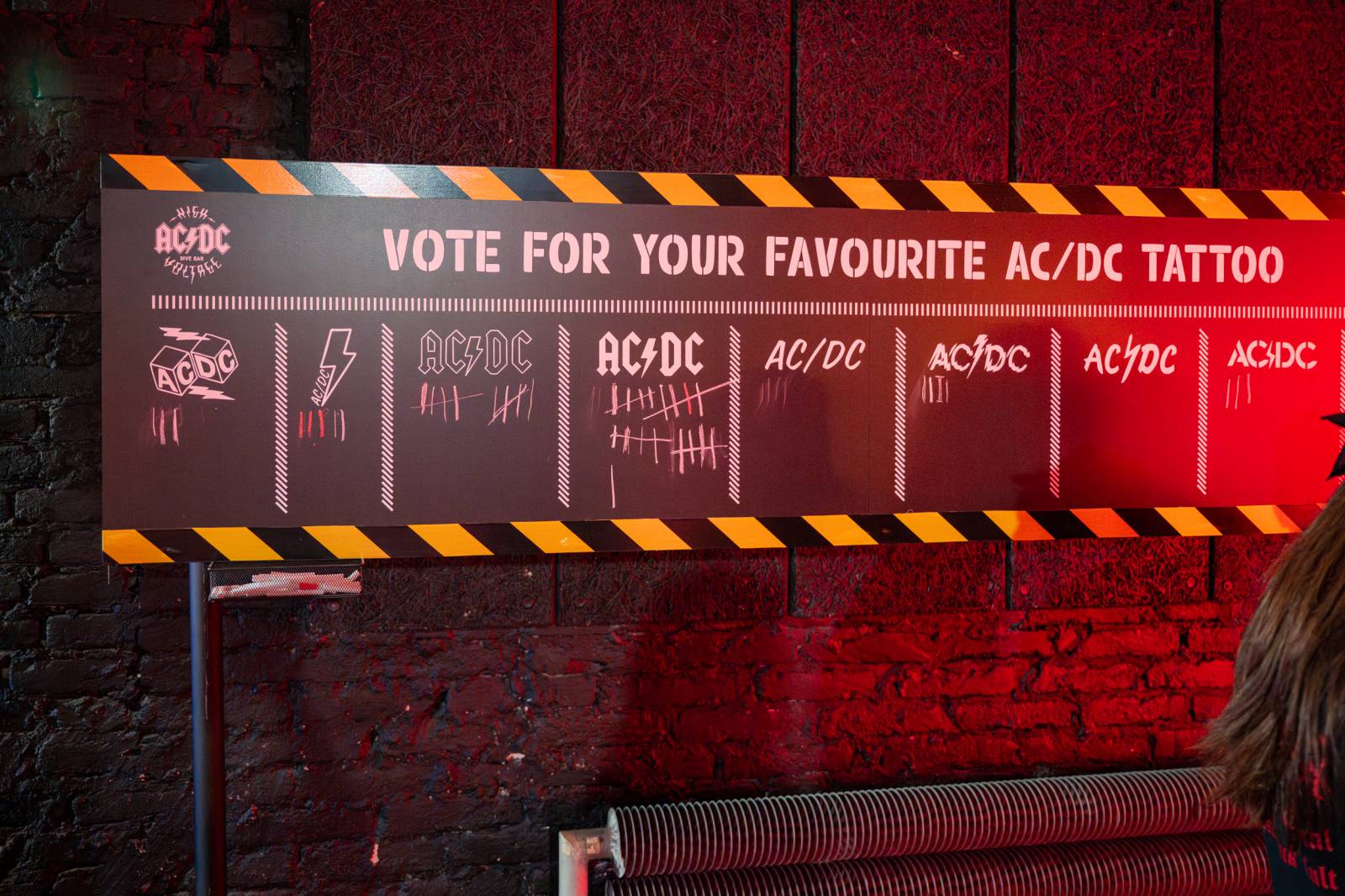 AC/DC otevřeli v Praze svůj bar. V nabídce jsou tematické drinky i vytetování loga kapely zdarma