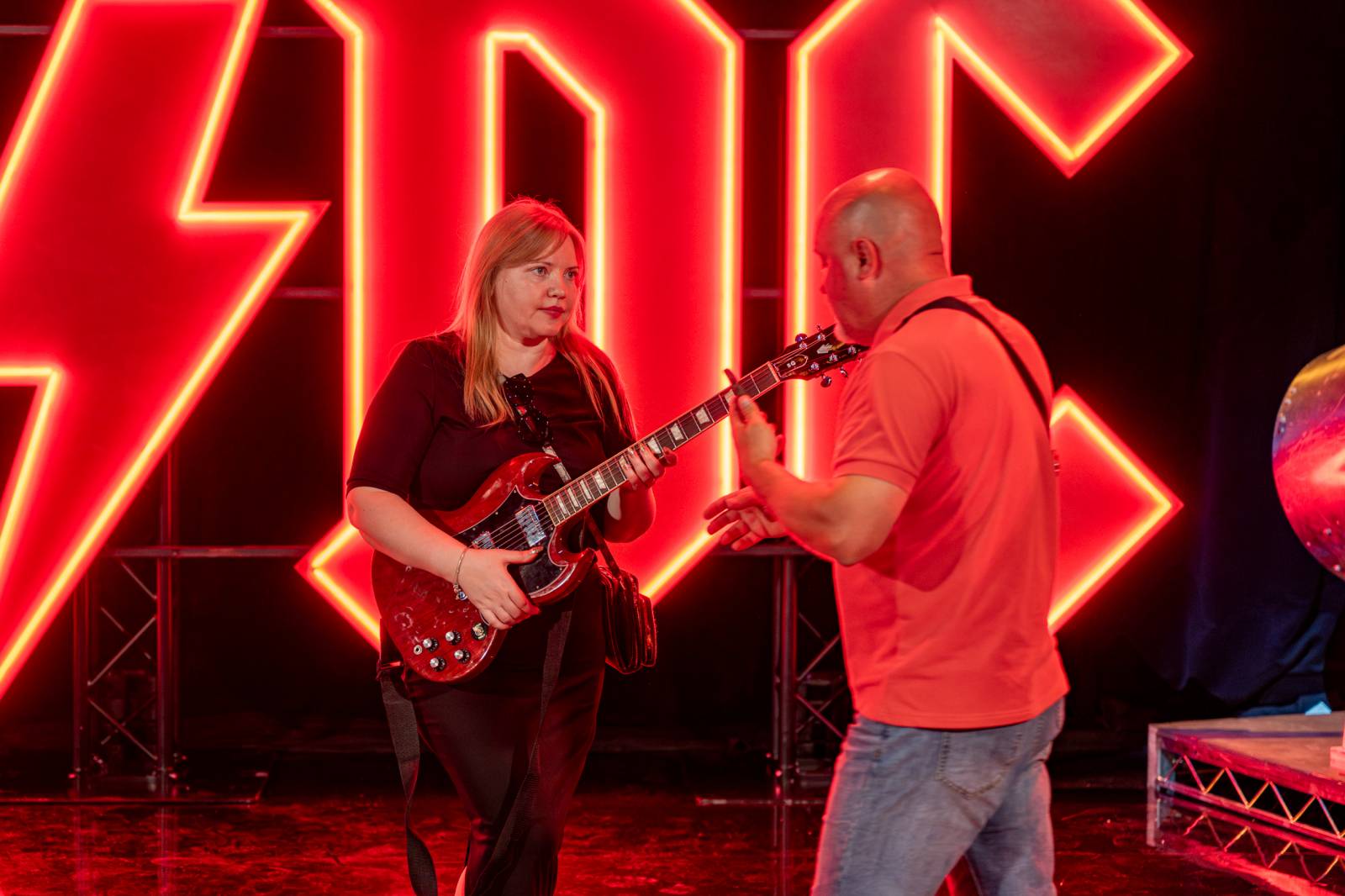 AC/DC otevřeli v Praze svůj bar. V nabídce jsou tematické drinky i vytetování loga kapely zdarma