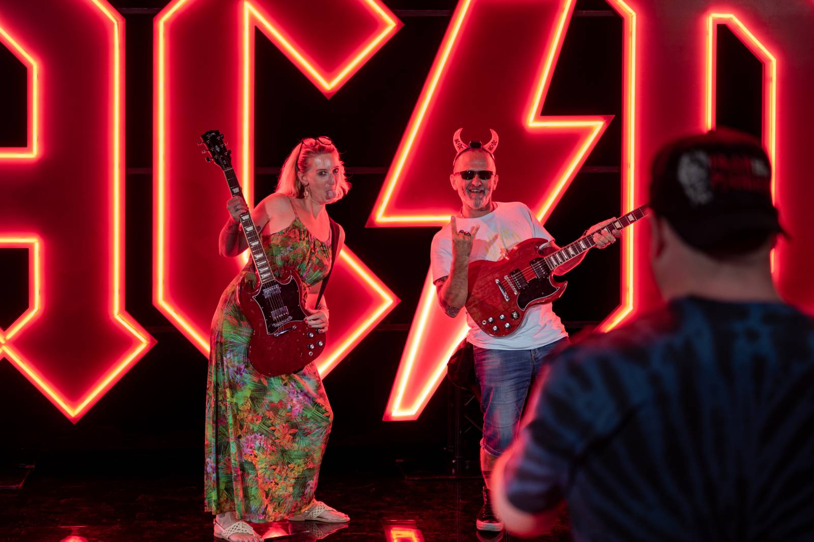 AC/DC otevřeli v Praze svůj bar. V nabídce jsou tematické drinky i vytetování loga kapely zdarma