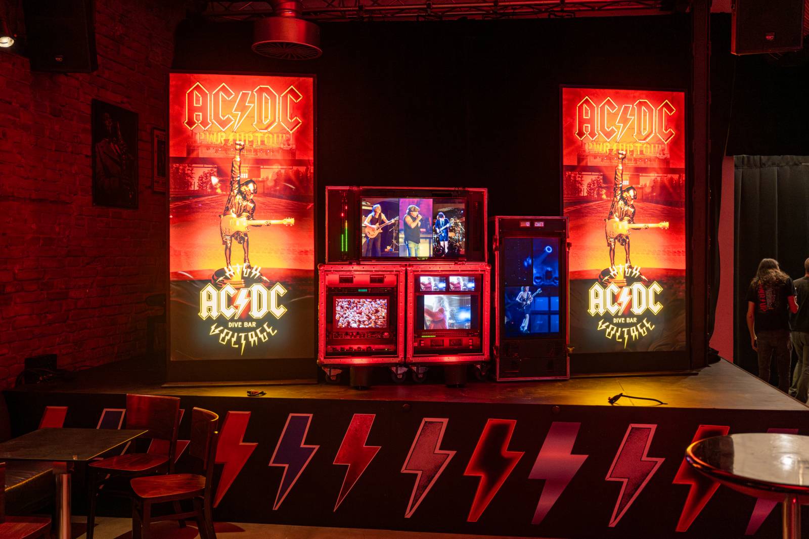 AC/DC otevřeli v Praze svůj bar. V nabídce jsou tematické drinky i vytetování loga kapely zdarma