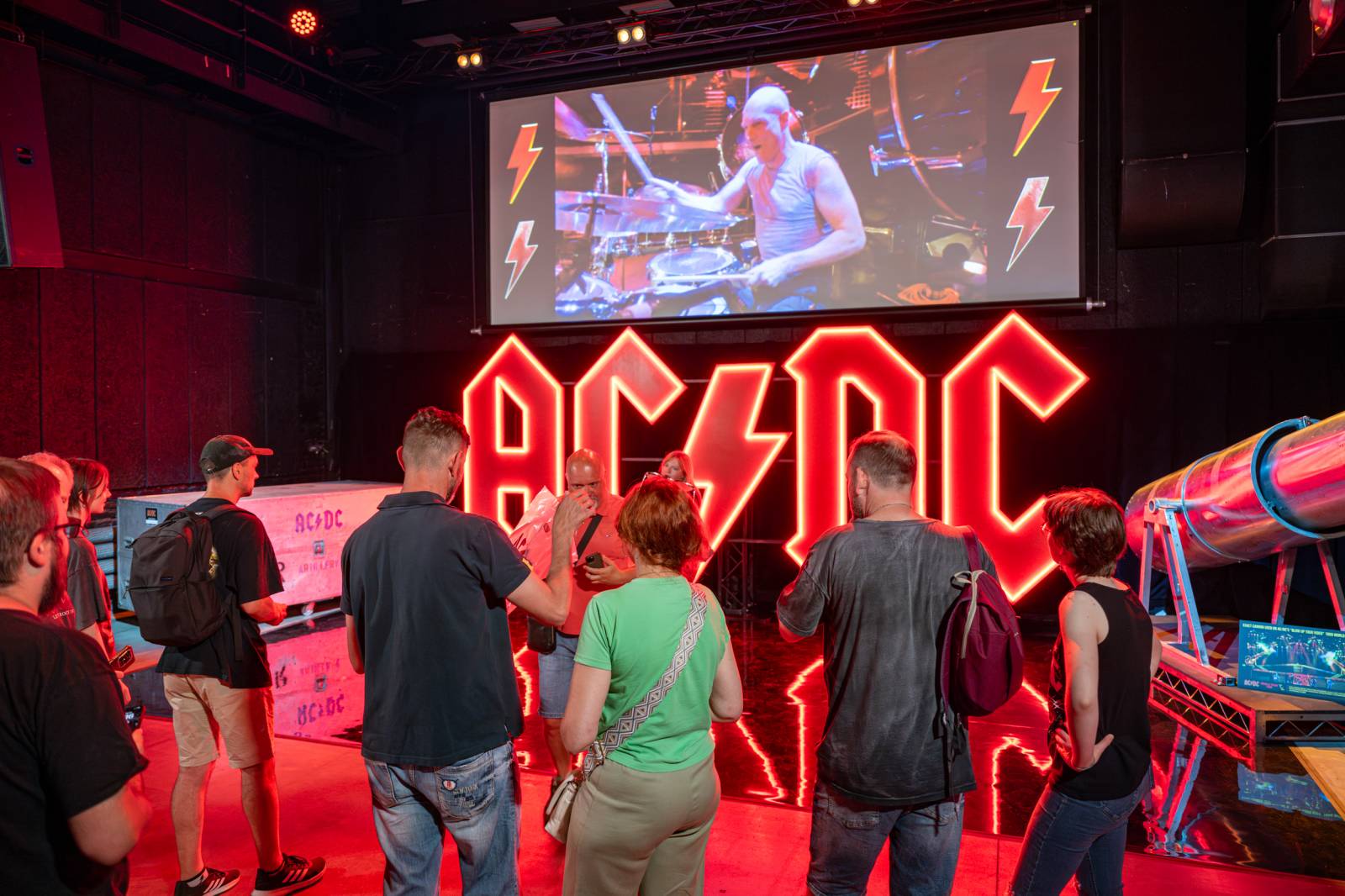 AC/DC otevřeli v Praze svůj bar. V nabídce jsou tematické drinky i vytetování loga kapely zdarma