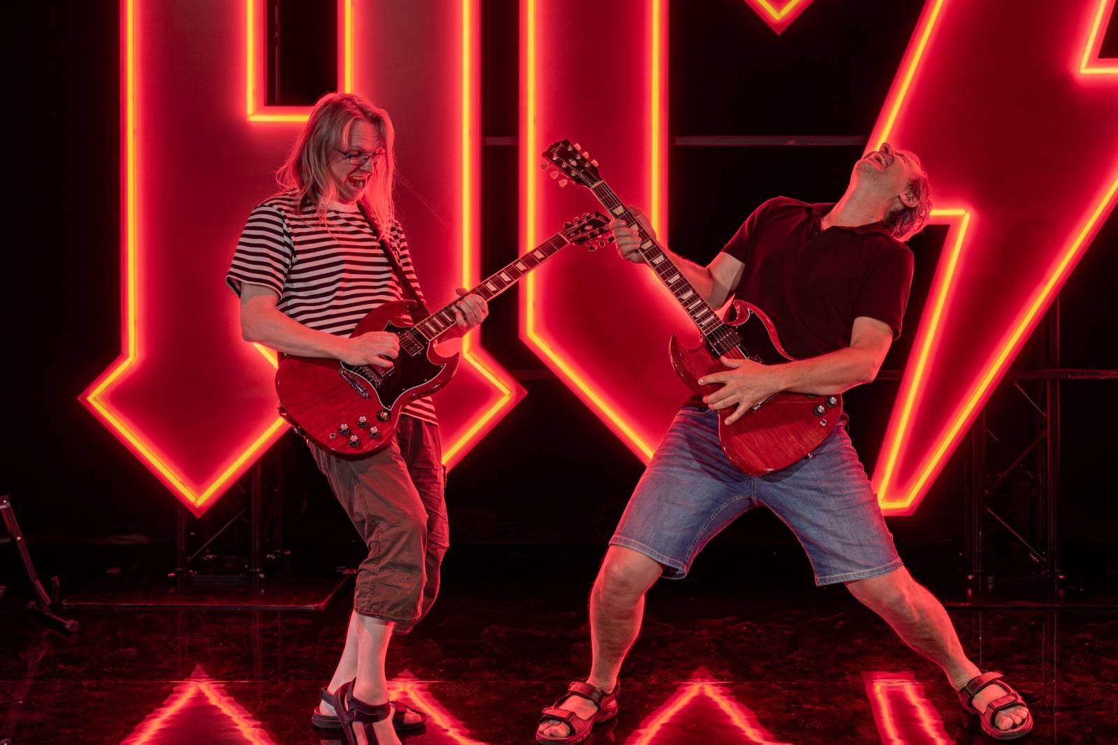 AC/DC otevřeli v Praze svůj bar. V nabídce jsou tematické drinky i vytetování loga kapely zdarma