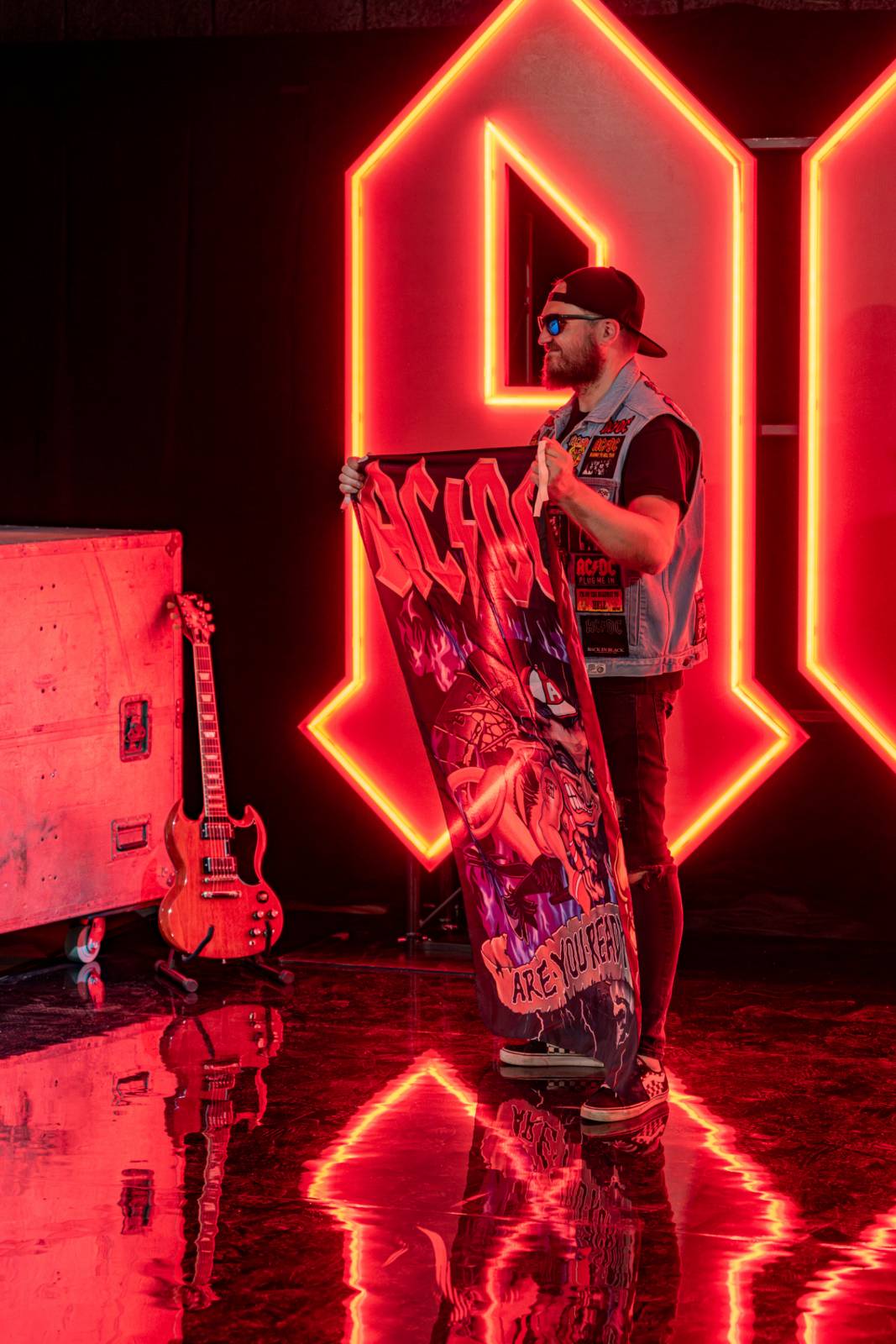 AC/DC otevřeli v Praze svůj bar. V nabídce jsou tematické drinky i vytetování loga kapely zdarma