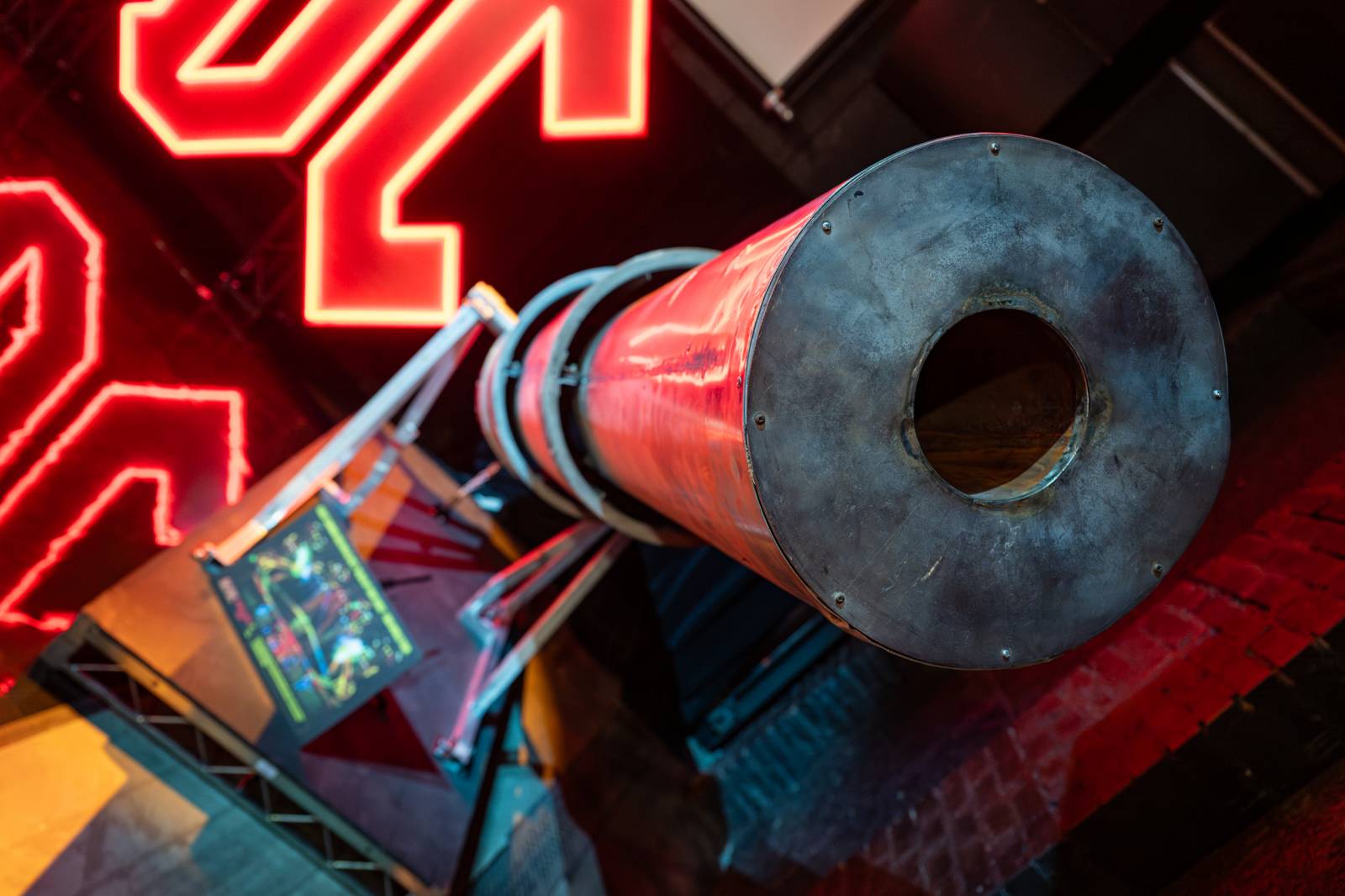 AC/DC otevřeli v Praze svůj bar. V nabídce jsou tematické drinky i vytetování loga kapely zdarma