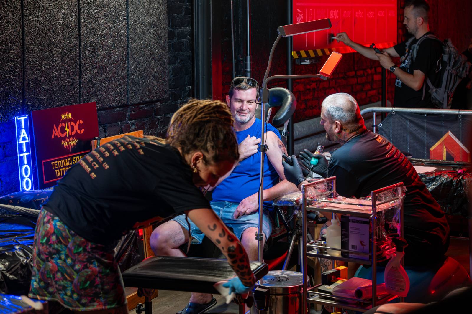 AC/DC otevřeli v Praze svůj bar. V nabídce jsou tematické drinky i vytetování loga kapely zdarma