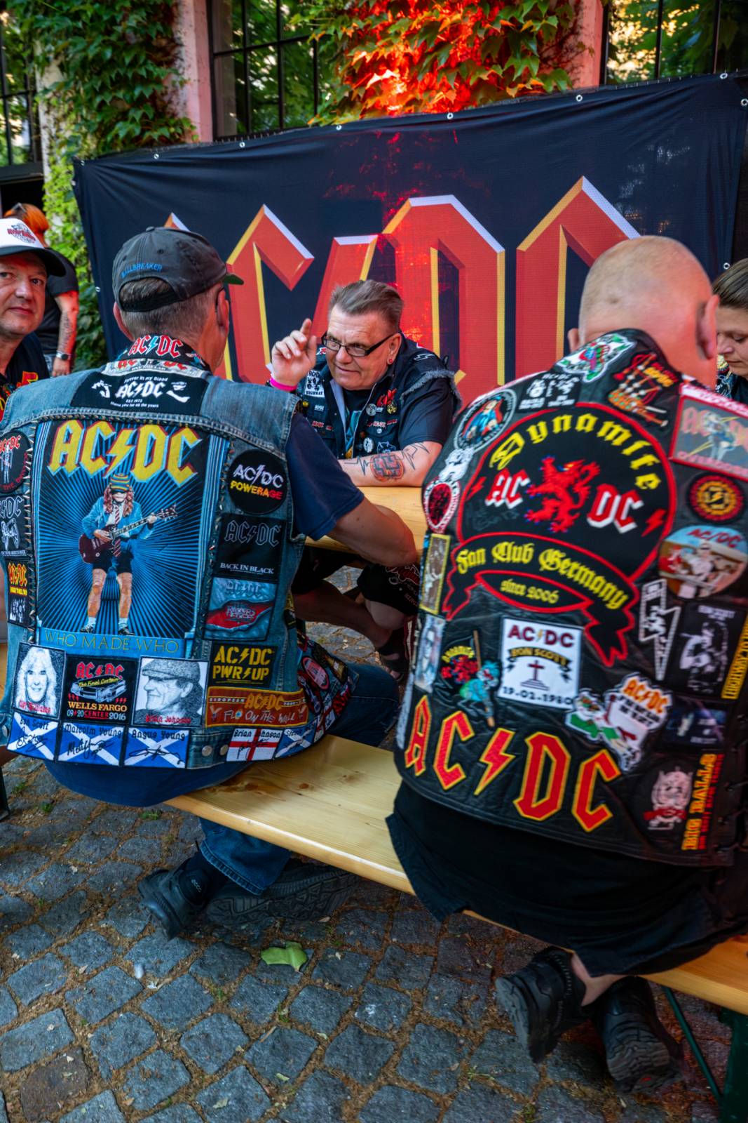 AC/DC otevřeli v Praze svůj bar. V nabídce jsou tematické drinky i vytetování loga kapely zdarma