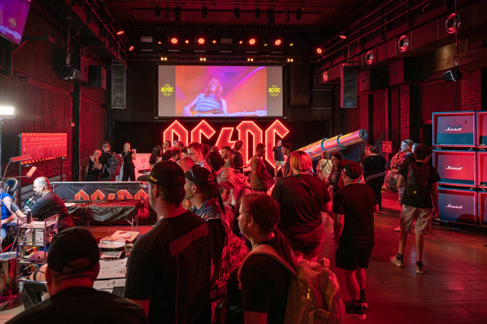 AC/DC otevřeli v Praze svůj bar. V nabídce jsou tematické drinky i vytetování loga kapely zdarma