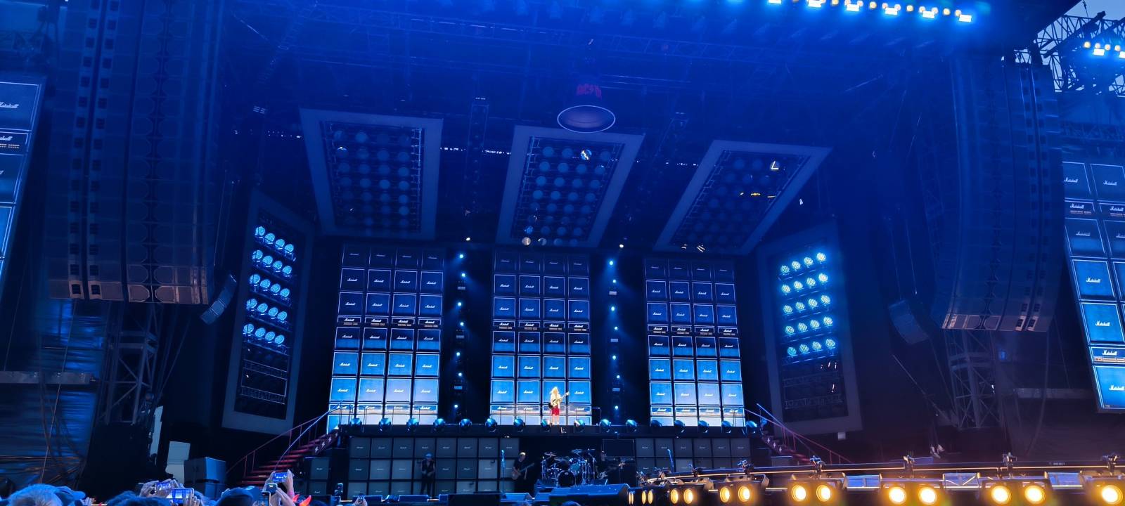 AC/DC v Praze očima fanouška z první řady. Příjezd v pravé poledne, sprint k pódiu a hodiny čekání ve vedru