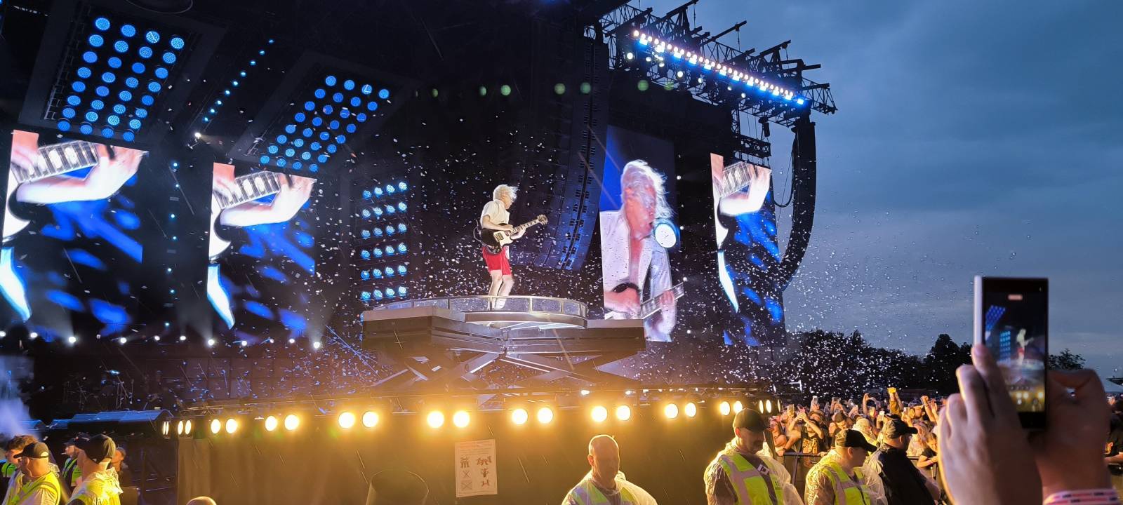 AC/DC v Praze očima fanouška z první řady. Příjezd v pravé poledne, sprint k pódiu a hodiny čekání ve vedru