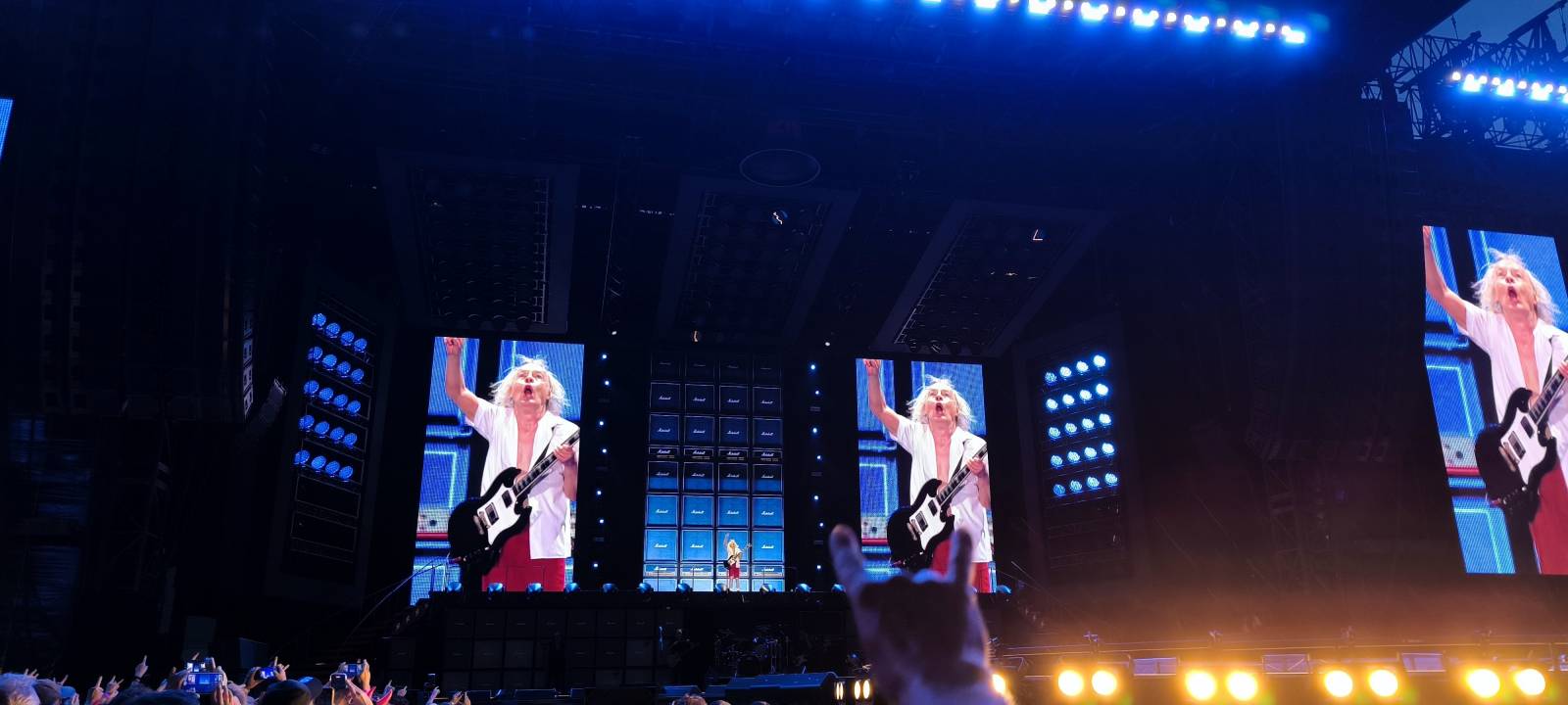 AC/DC v Praze očima fanouška z první řady. Příjezd v pravé poledne, sprint k pódiu a hodiny čekání ve vedru