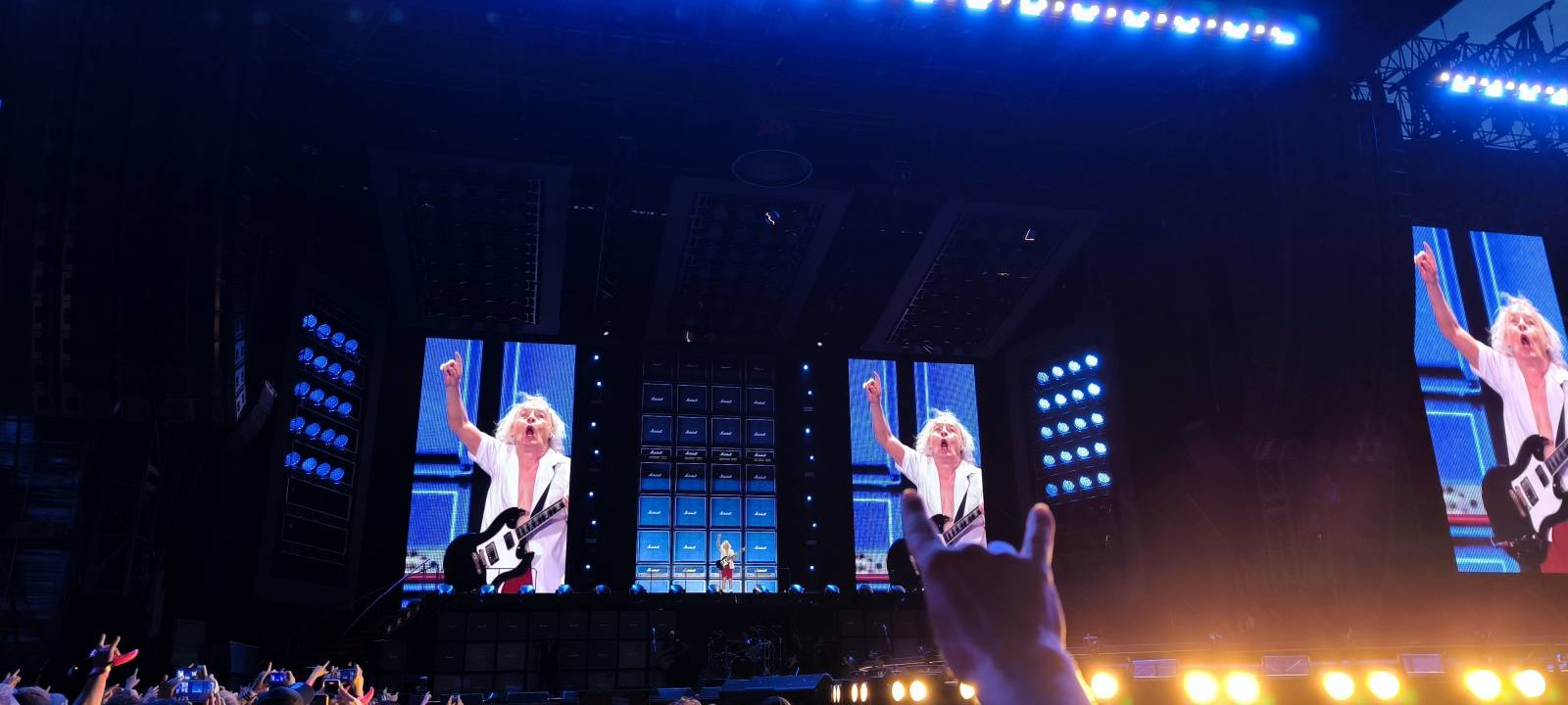 AC/DC v Praze očima fanouška z první řady. Příjezd v pravé poledne, sprint k pódiu a hodiny čekání ve vedru