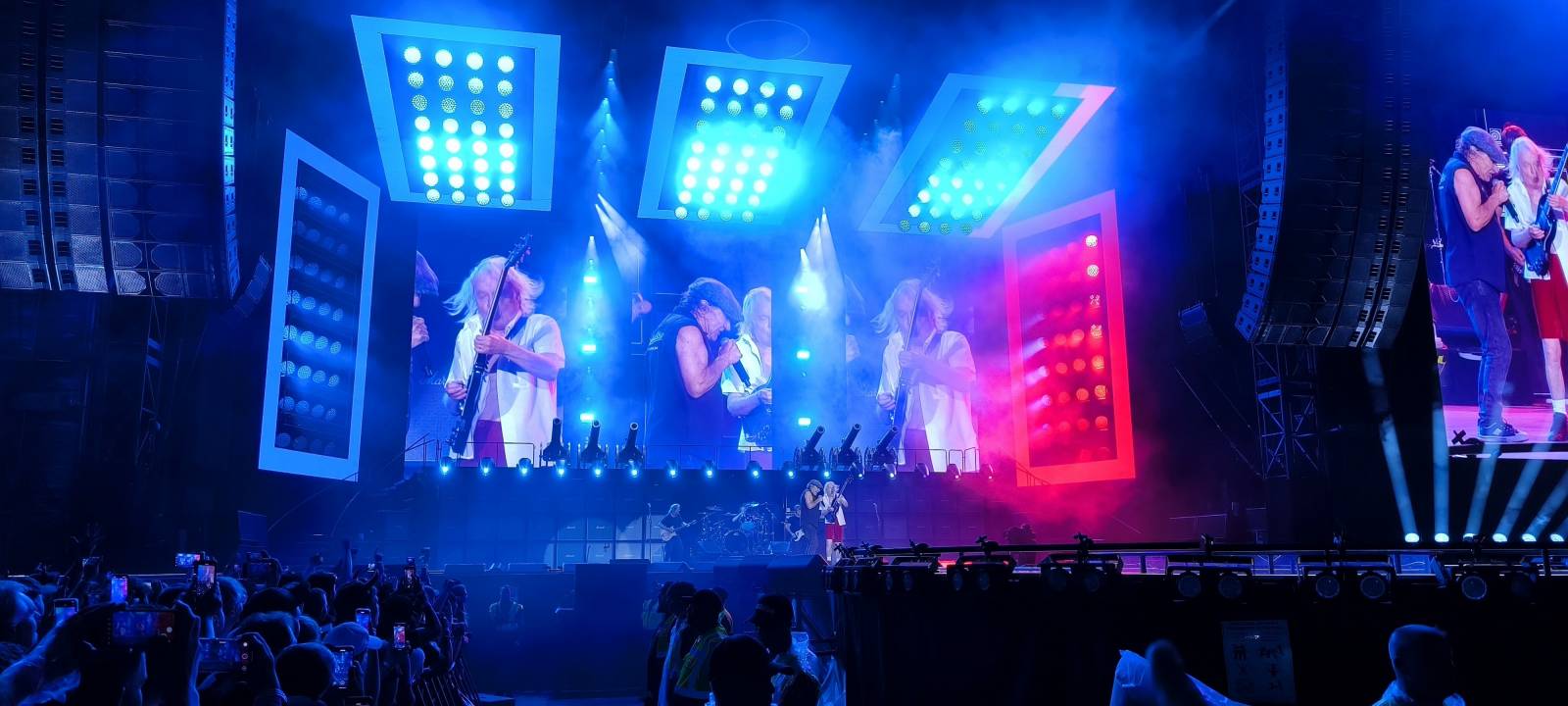 AC/DC v Praze očima fanouška z první řady. Příjezd v pravé poledne, sprint k pódiu a hodiny čekání ve vedru