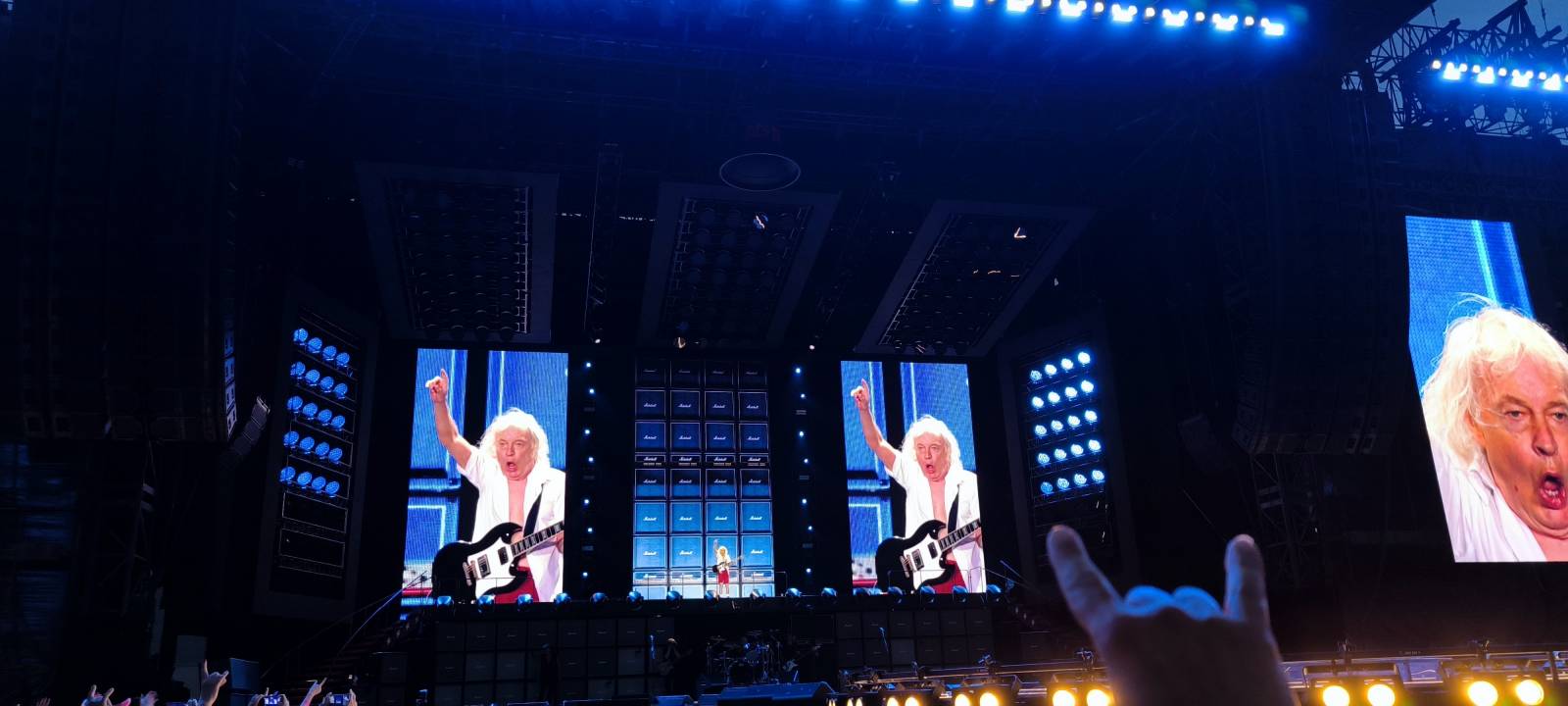 AC/DC v Praze očima fanouška z první řady. Příjezd v pravé poledne, sprint k pódiu a hodiny čekání ve vedru