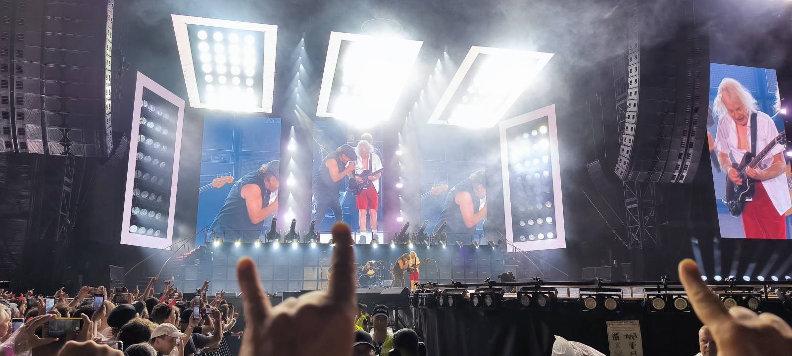 AC/DC v Praze očima fanouška z první řady. Příjezd v pravé poledne, sprint k pódiu a hodiny čekání ve vedru