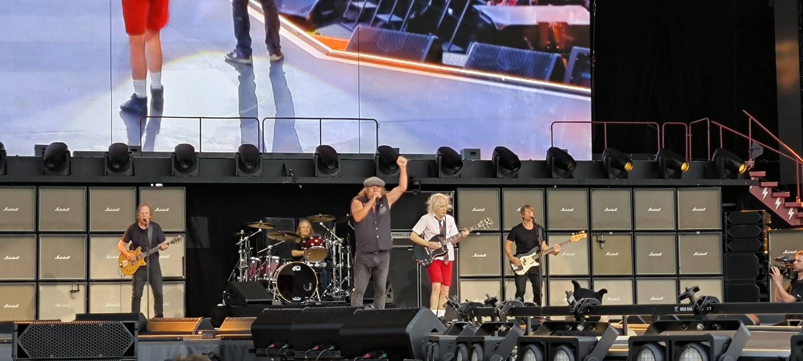 AC/DC v Praze očima fanouška z první řady. Příjezd v pravé poledne, sprint k pódiu a hodiny čekání ve vedru