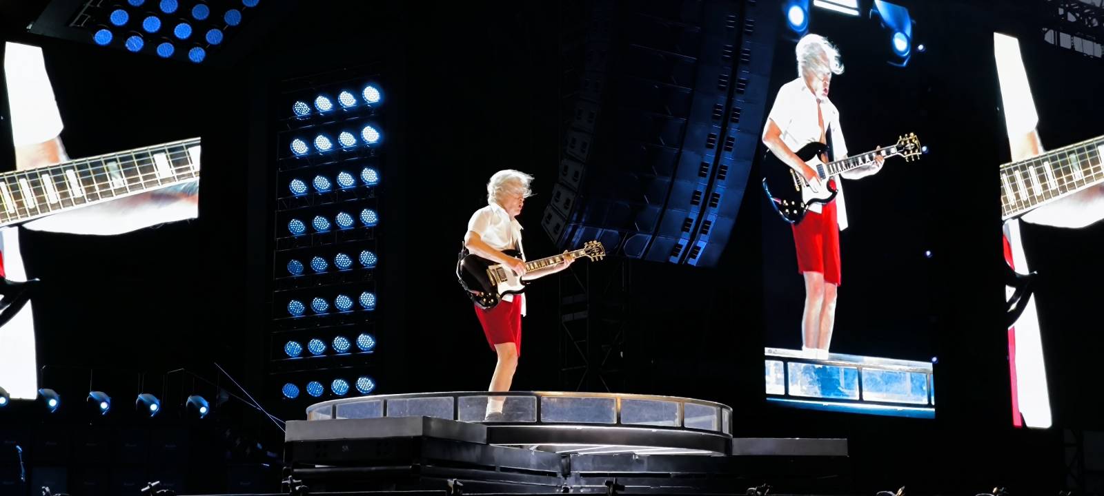 AC/DC v Praze očima fanouška z první řady. Příjezd v pravé poledne, sprint k pódiu a hodiny čekání ve vedru