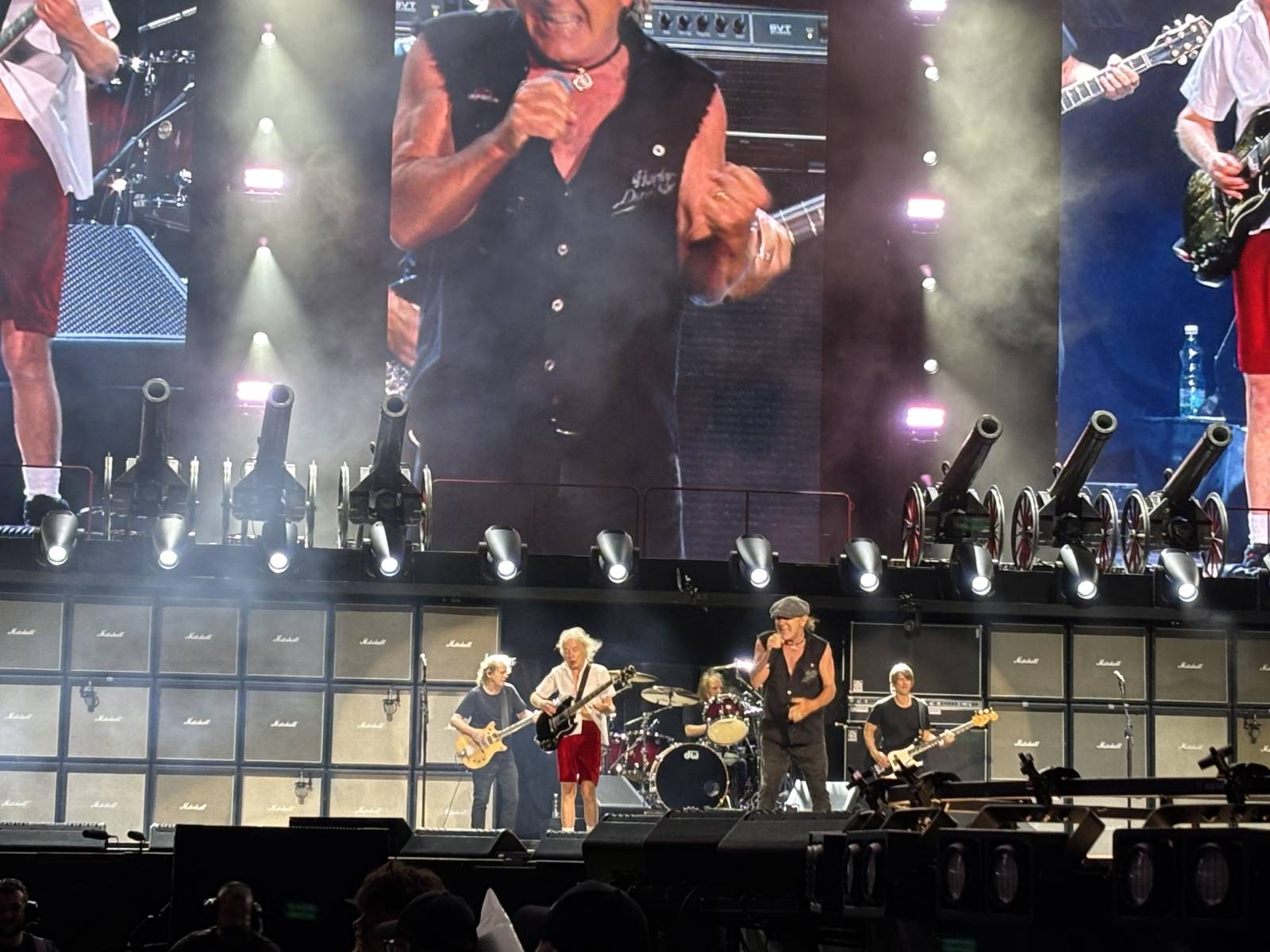 AC/DC v Praze očima fanouška z první řady. Příjezd v pravé poledne, sprint k pódiu a hodiny čekání ve vedru