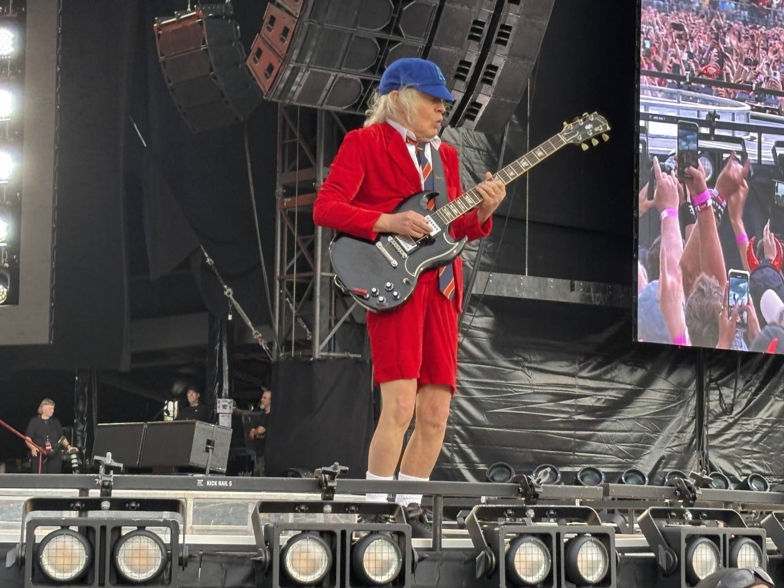 AC/DC v Praze očima fanouška z první řady. Příjezd v pravé poledne, sprint k pódiu a hodiny čekání ve vedru