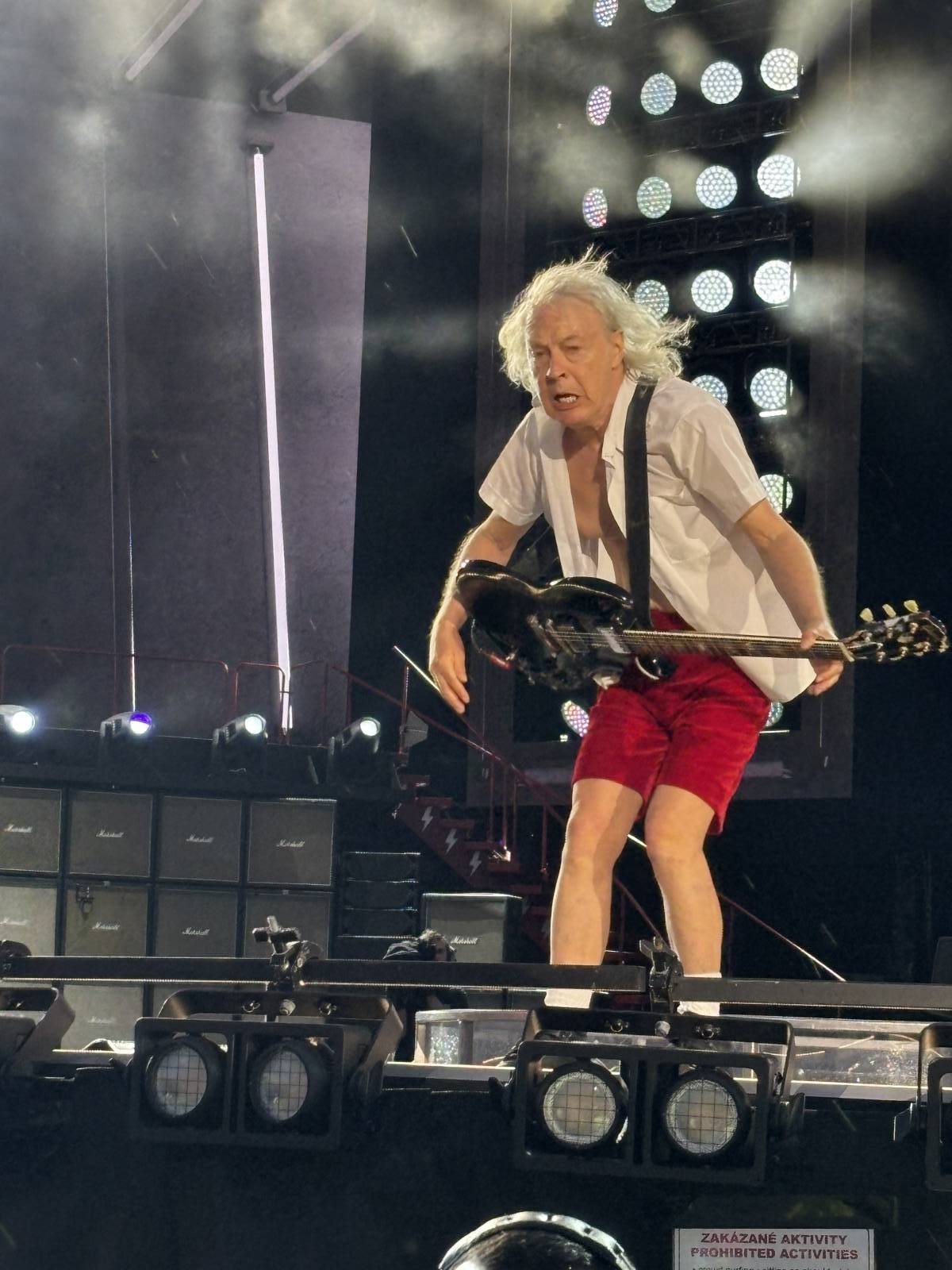 AC/DC v Praze očima fanouška z první řady. Příjezd v pravé poledne, sprint k pódiu a hodiny čekání ve vedru