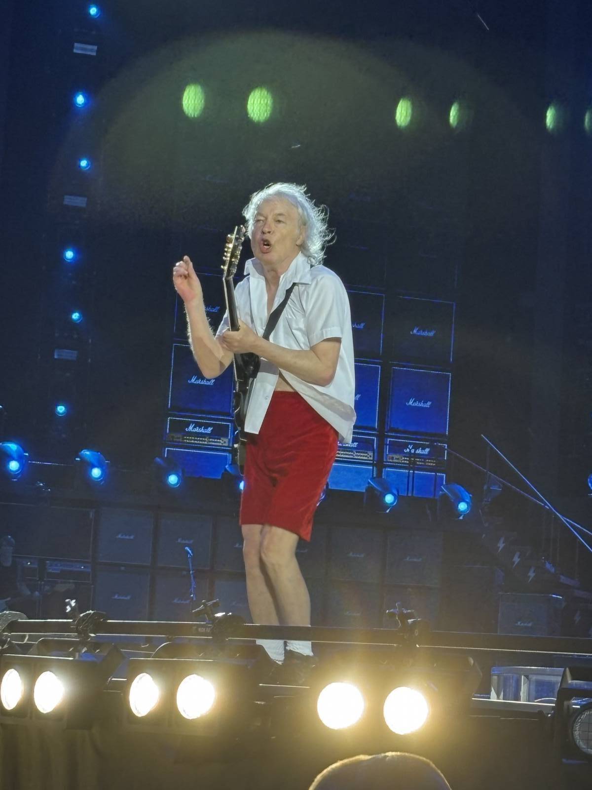 AC/DC v Praze očima fanouška z první řady. Příjezd v pravé poledne, sprint k pódiu a hodiny čekání ve vedru