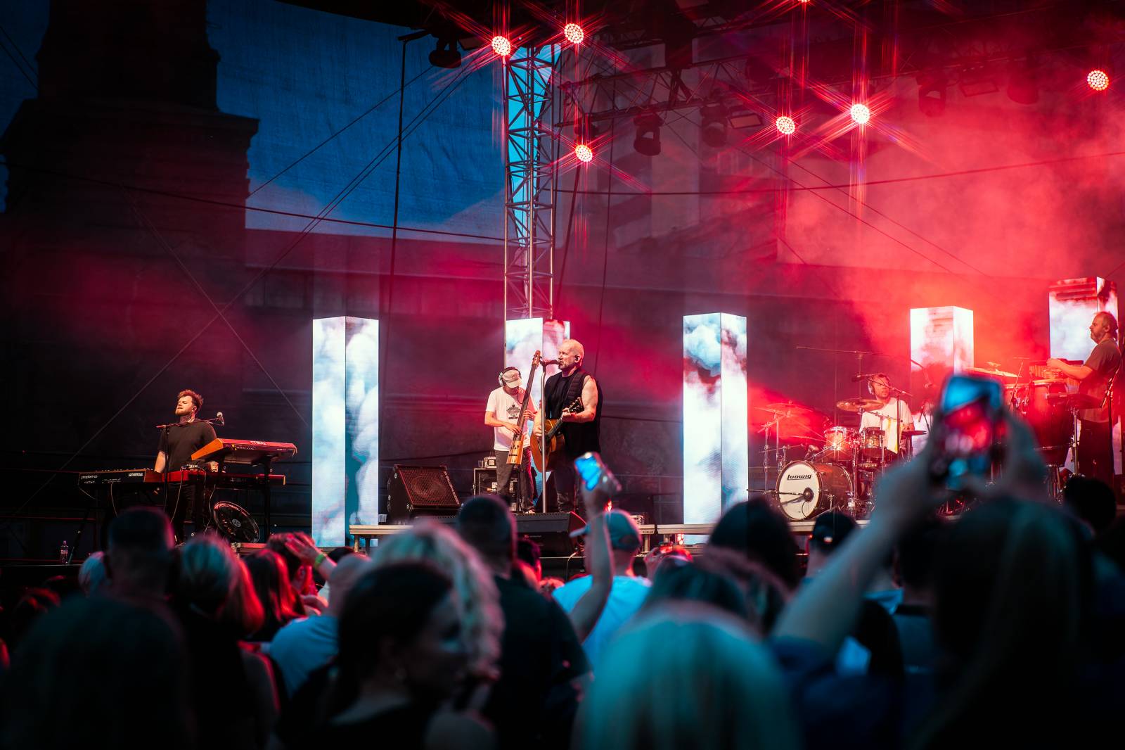 David Koller roztančil Prague Open Air. Déšť fanouškům nevadil, zazněl i Krylův Anděl 
