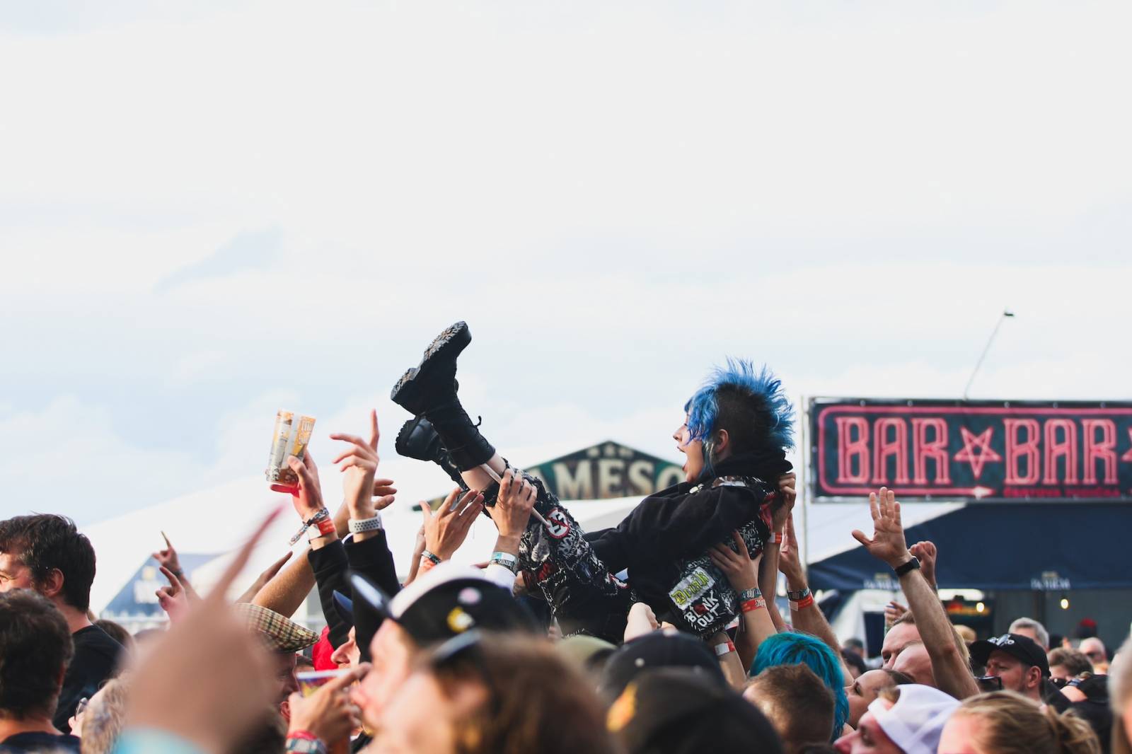 Mighty Sounds odstartoval. Skákačka s Irie Révoltés, noční FiXa a pohodička s Rat Boy