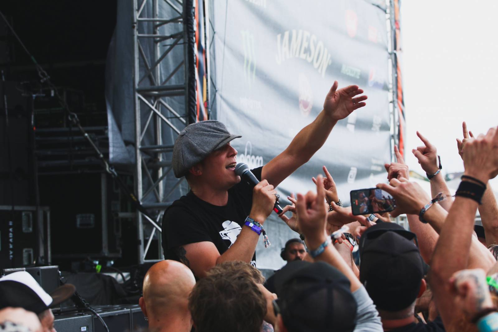 Mighty Sounds odstartoval. Skákačka s Irie Révoltés, noční FiXa a pohodička s Rat Boy