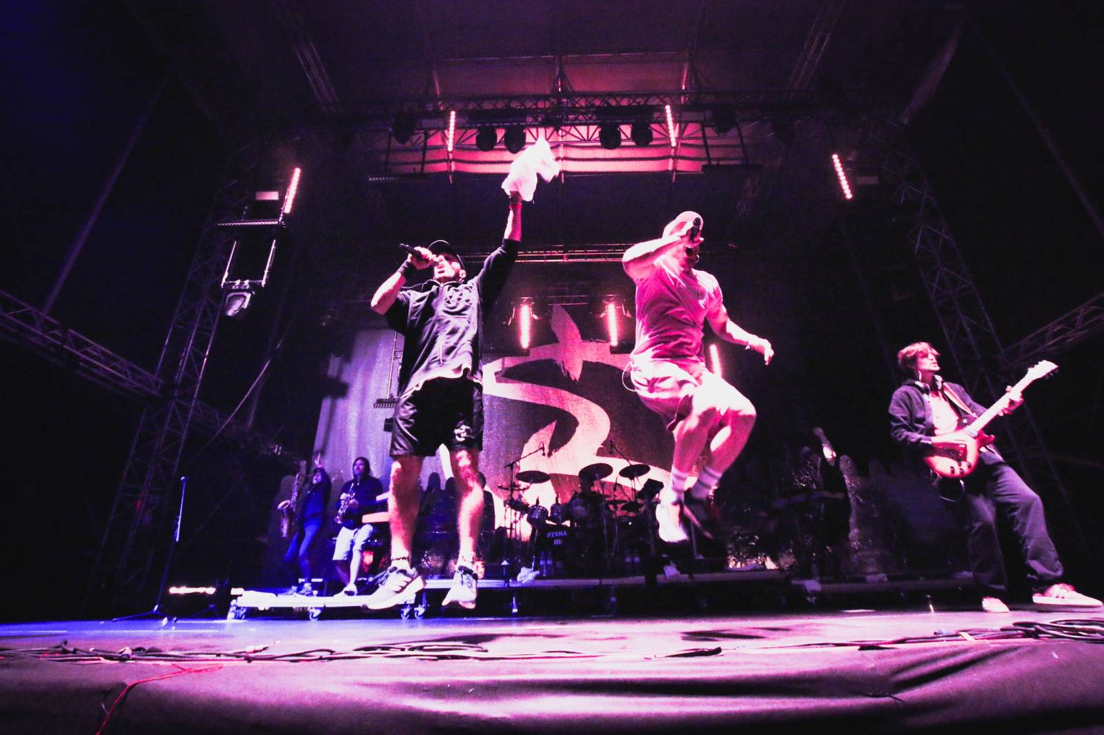 Mighty Sounds odstartoval. Skákačka s Irie Révoltés, noční FiXa a pohodička s Rat Boy