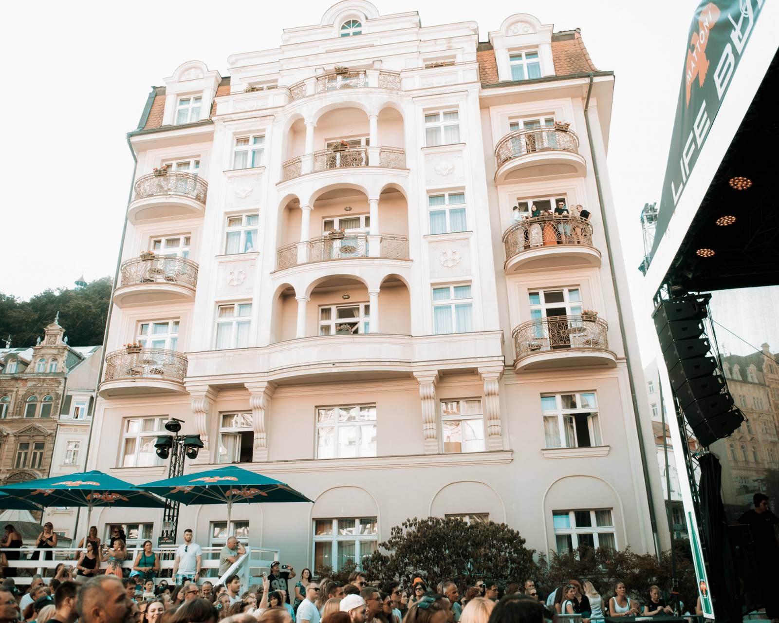 V Karlových Varech vystoupili Chinaski a Marcell, davy přilákala i módní přehlídka