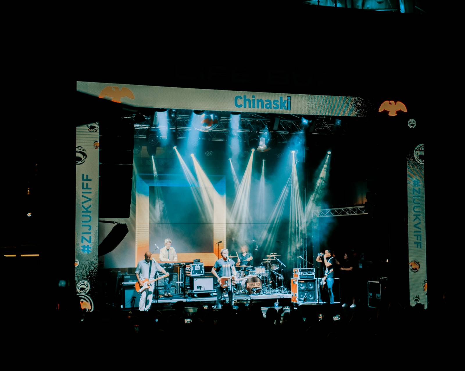 V Karlových Varech vystoupili Chinaski a Marcell, davy přilákala i módní přehlídka