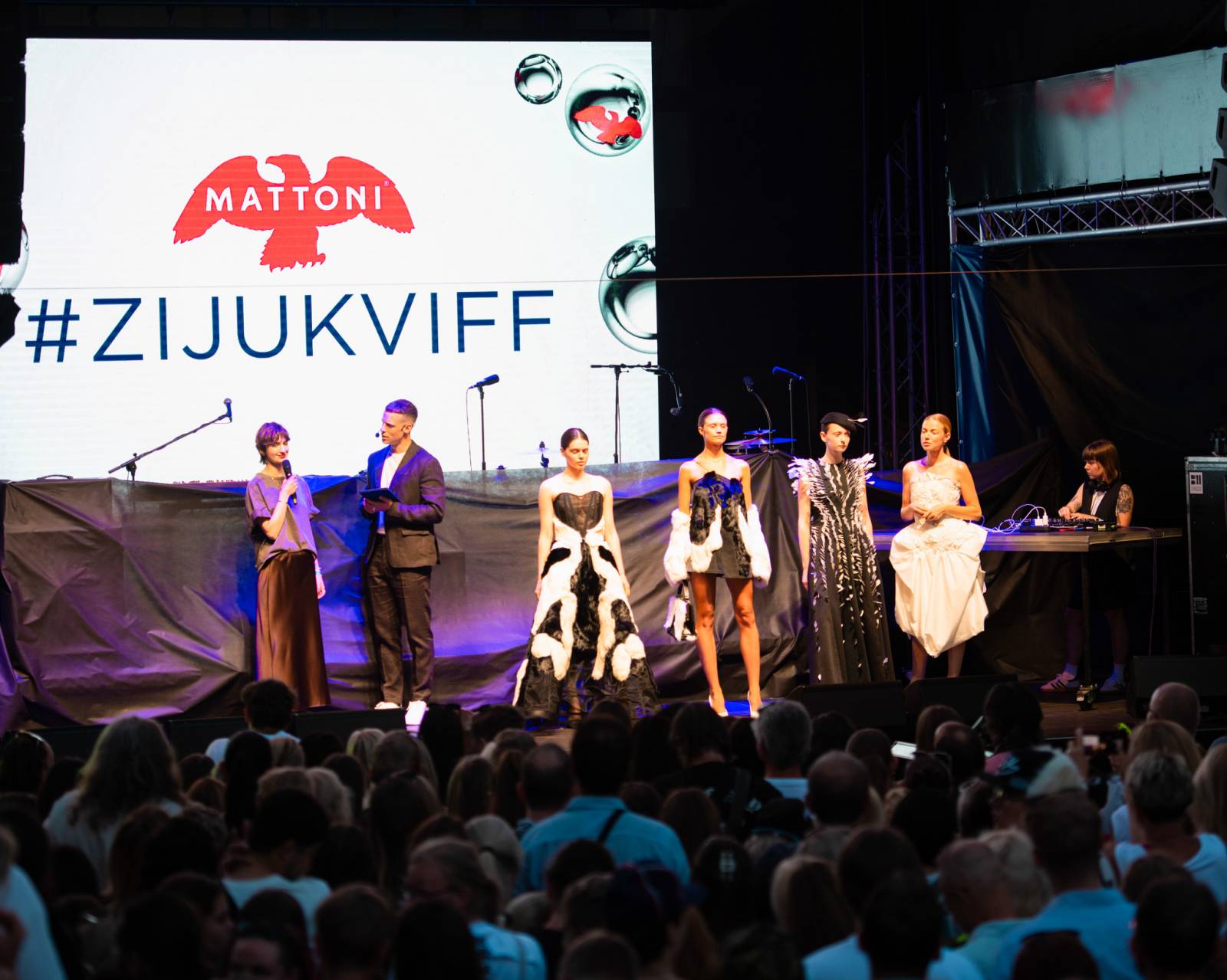 V Karlových Varech vystoupili Chinaski a Marcell, davy přilákala i módní přehlídka